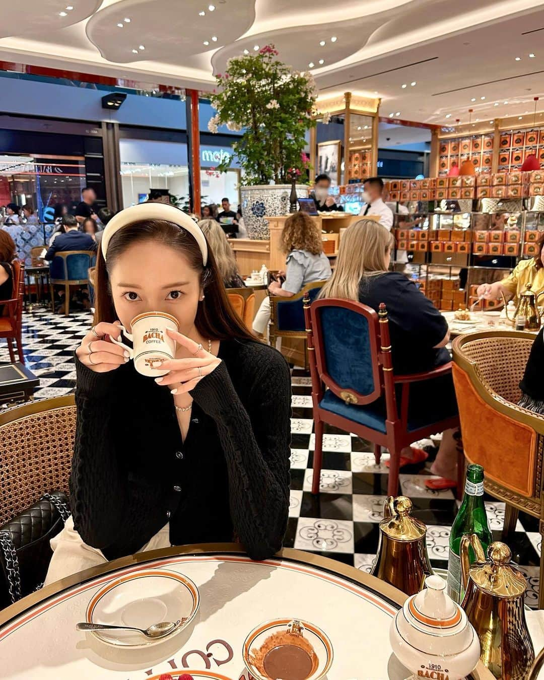 ジェシカ のインスタグラム：「Coffee o’ clock☕️🍫🍓🍰🤎」