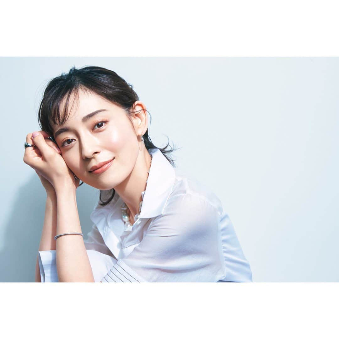 今井りかのインスタグラム：「⁡ ⁡ ヘアメイク黒田啓蔵さんのページ📷 ⁡ 10年以上振りにご一緒させていただいて 嬉しい限りです👏 ⁡ 大御所なのに変わらず 温かいお人柄でした。 ⁡ スタッフさんも お久し振りにお会いできたり カメラマン三瓶さんのお写真も 素敵がいっぱい🫂 ⁡ ⁡ #撮影 #雑誌 #美的GRAND #お仕事 #beautyshoot ⁡」