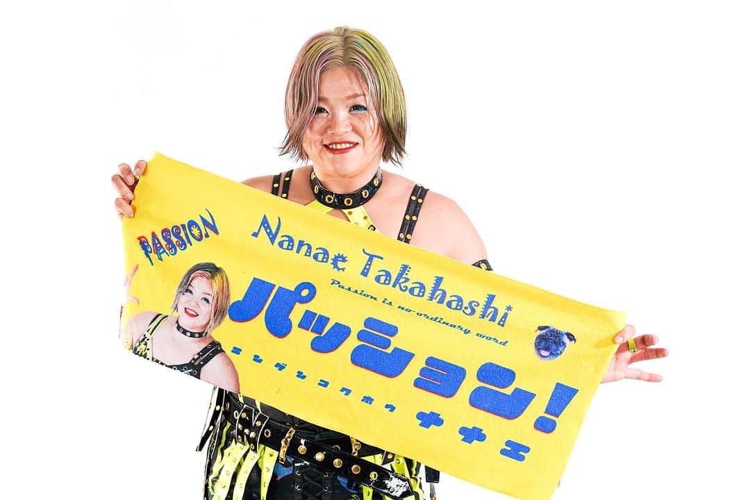 高橋奈苗のインスタグラム：「会場でパッションタオル持ってくれてる人まじで神‼️見つけやすいし我ながらいいタオルを爆誕させたと思っている‼️ 最近女子が持ってくれてる率増えてるのも嬉しい☺️  あなたもこちらからパッションの扉を開こう‼️⇨ jungarian.thebase.in  写真の黄色は残りわずか、新色の赤黄色オススメ🫶  #プロレス #高橋奈七永  #ナナエ #パッション #passion #女子プロレス #人間国宝 #japan #nanaetakahashi #タオル　#夏　#SUMMER」
