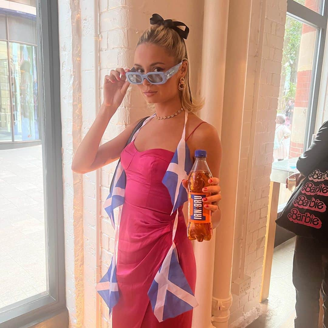 ニーナ・ネスビットさんのインスタグラム写真 - (ニーナ・ネスビットInstagram)「walking through leicester square dressed as scottish barbie was an experience 💖 thanks for having me @barbiethemovie - obsessed」7月13日 16時05分 - ninanesbitt