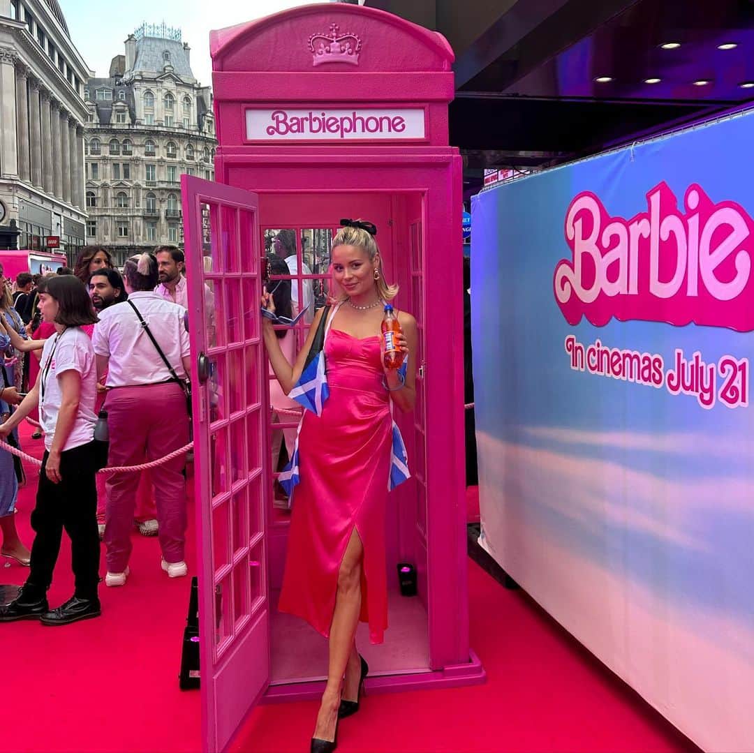ニーナ・ネスビットのインスタグラム：「walking through leicester square dressed as scottish barbie was an experience 💖 thanks for having me @barbiethemovie - obsessed」