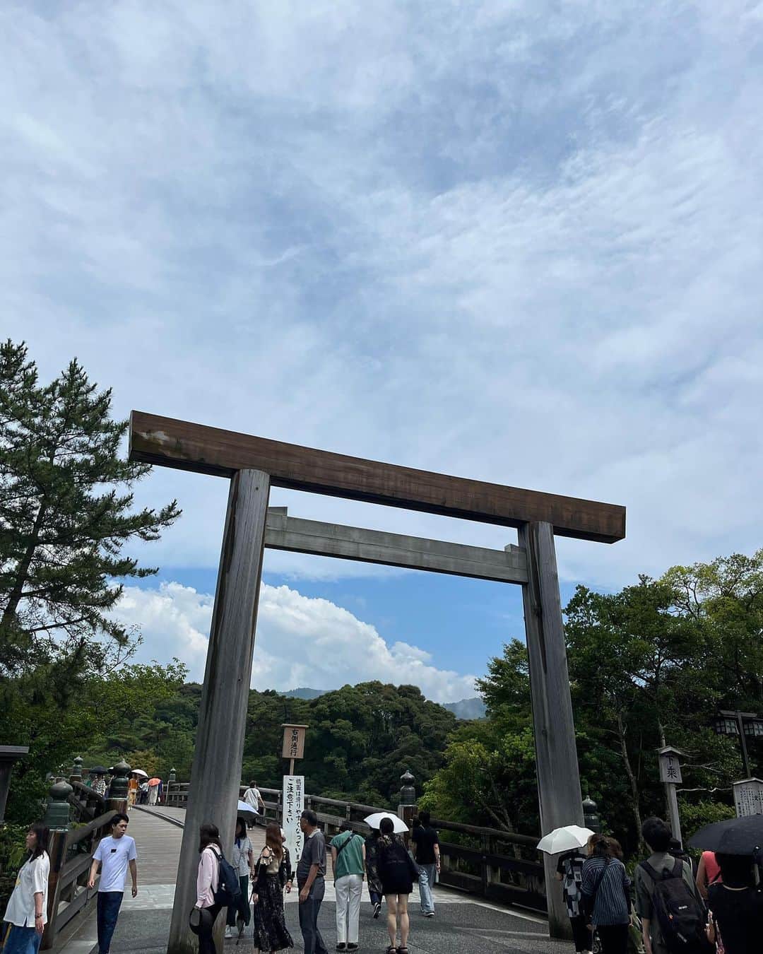 高橋里帆のインスタグラム：「年に一度の伊勢神宮のお参りに先日行ってきました。 暑い暑い伊勢でしたが、恵の雨で涼しくお参り出来ました。  念願の赤福の白餅黒餅もゲット！ そして恒例のかき氷を食べて満足✨ 毎年汗だくになりますが、これもまた楽しい。 #伊勢神宮#お参り#かき氷#赤福」