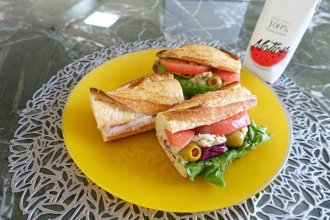 田中麻衣のインスタグラム：「VIRONのバケットサンドイッチ🥪🥖が大好物です。  わたしのなかで究極のフランスパン。 小麦の味がしっかり。本当においしいです。  #VIRON」