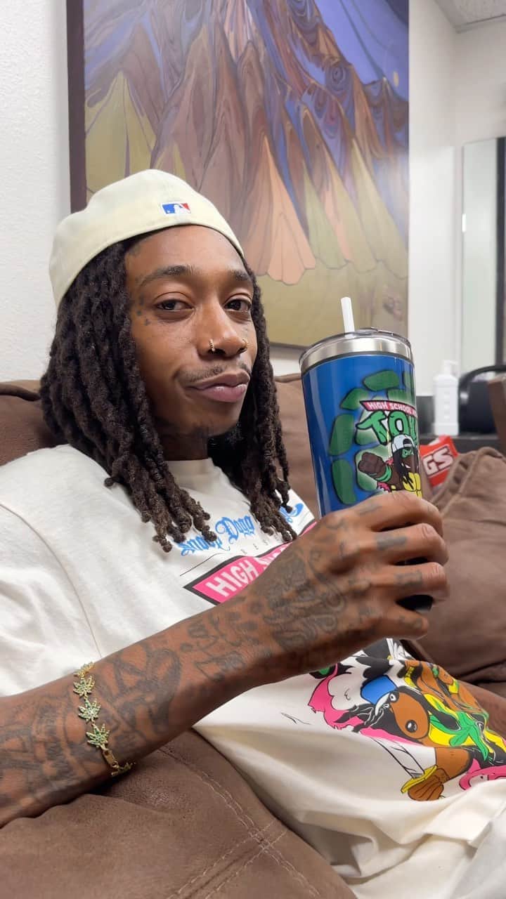 ウィズ・カリファのインスタグラム：「stay hydrated cuz it’s hot out.   DayToday Tour Vlog. Tune in all summer 🥵🍄☮️✌🏾🫵🏽」