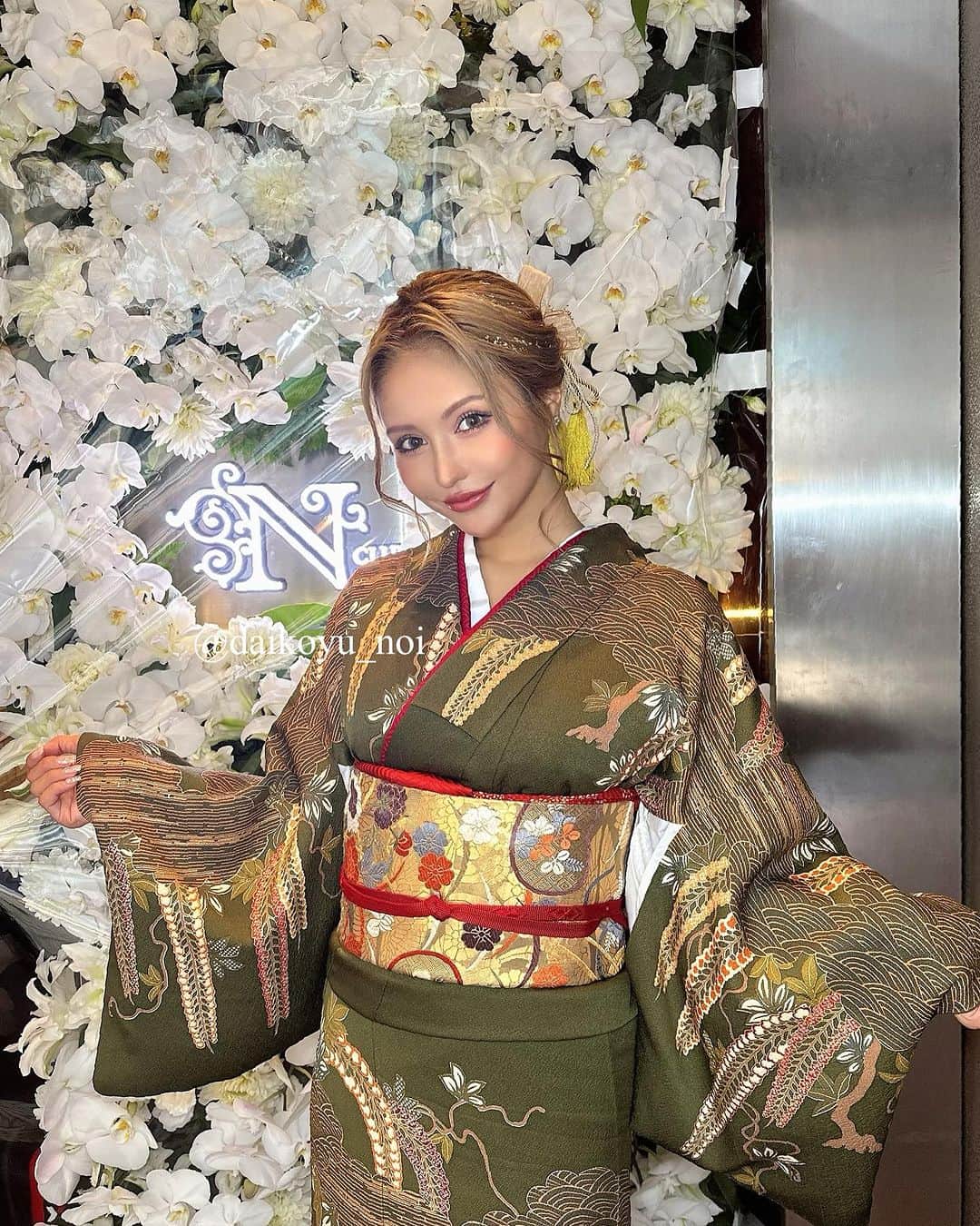 のいちゃんのインスタグラム：「. . 遂に、新ニルスのオープンでした。 初日からありがたいことに大満員😭 階段の上まで入店を待ってくれている方々が 終始いらっしゃいました…  私たちと同じ気持ちで、 オープンを楽しみにし、 待ち望んでいてくれていたことを痛感し感動しました。 本当にありがとうございます！！ . 皆様のその気持ちを当たり前には思わずに、 これからも日々感謝の気持ちを忘れず 今以上により良いお店づくりをしていけたらと思います🫶🏻 . 本日２日目となりますが どうぞよろしくお願い致します。  NILS MG のい . . . #afactory @club_nils_official  #北新地#進撃のノア#nils #のいちゃん @shingeki_noa  @takeshiayata  @ken.afactory  @mutty620」