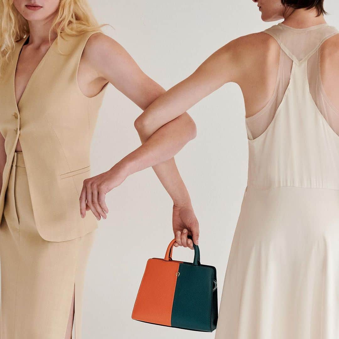 アイグナーさんのインスタグラム写真 - (アイグナーInstagram)「This season #AIGNER introduces new specials of the iconic Cybill bag. The Cybill bag Mi-Parti features a bold two-tone optic from the #AIGNERFW23 colours for the ultimate touch of luxury.   Explore and shop in stores and at aignermunich.com   #luxurybag #bagoftheday #bagaddict」7月13日 16時26分 - aignermunich