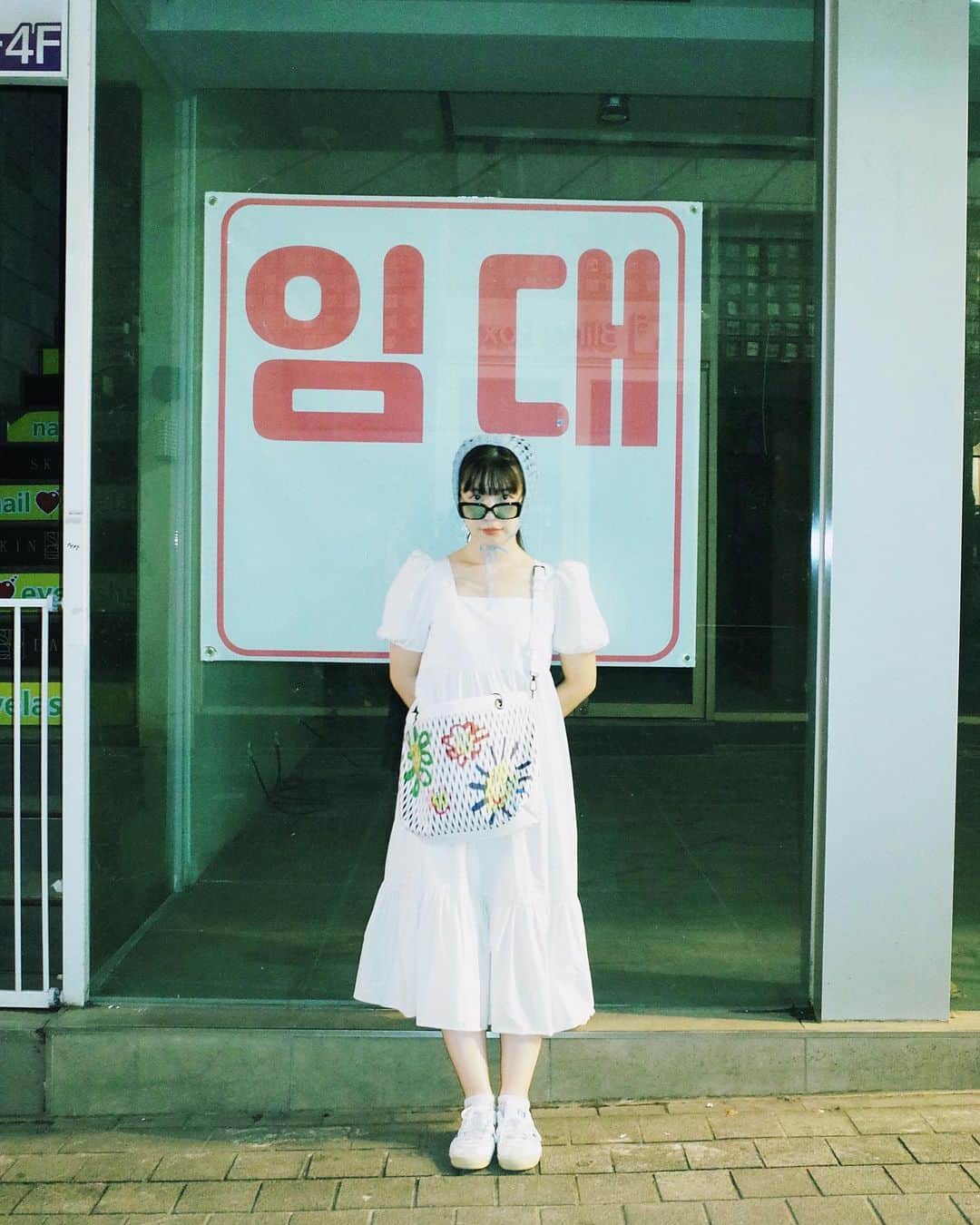 永原真夏のインスタグラム：「韓国紀行🖋⭐︎  いろいろ見た中でも明洞の町なかに貼ってあったレイオフ反対のキルトが一番かっこよかったです（最後から二番目の写真）。 「WOMEN FOR PEACE」という、グリーナム・コモン英国空軍駐屯地での反核兵器開発運動時に作られた横断幕の写真集を持っているのだけど（一番最後の写真）、それらのほとんどはキルトで作られていて、なんて素晴らしいのだろうとずっと眺めていたので、韓国で近しい表現にばったり出会えた感動がありました。」