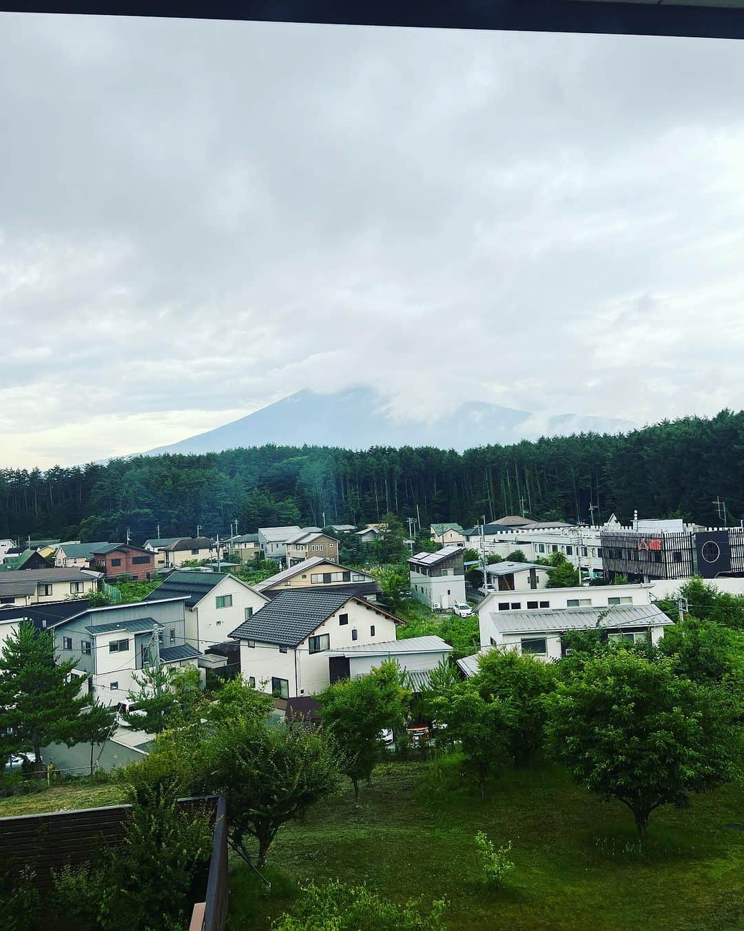 平田良介のインスタグラム：「#平田良介  夜中にホテルついて何も見えへんかったけど朝起きたら目の前に富士山あった⛰️」
