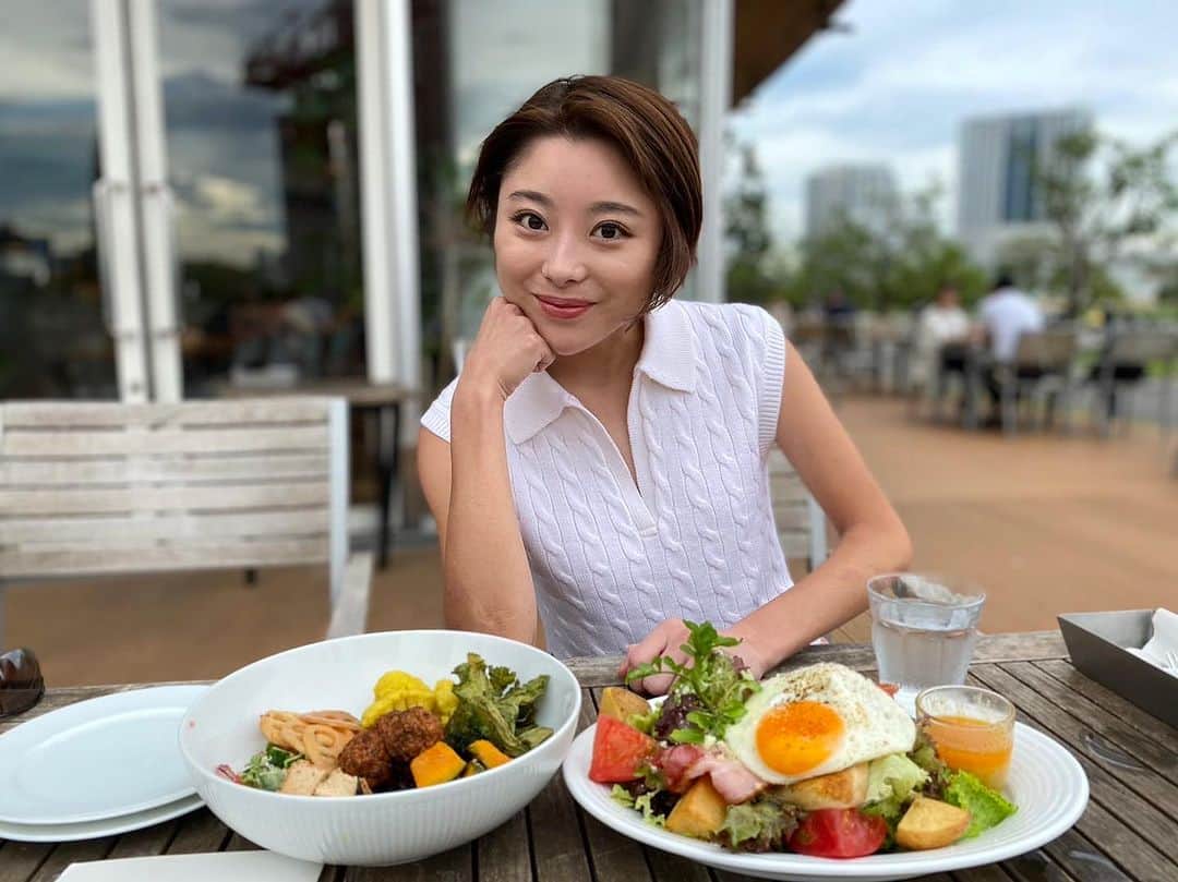 のインスタグラム：「テラスでランチー☀️ 涼しくて気持ちいー💛」