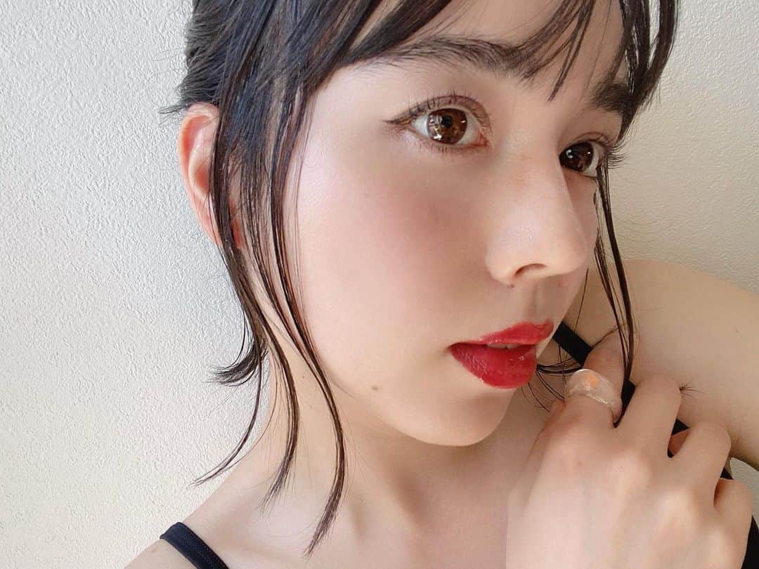 クレイトン愛のインスタグラム：「PR キュレル「潤浸保湿 モイストリペアシートマスク」 ・ 夏の紫外線対策🌞〜スキンケア編〜 夏場は紫外線のダメージで乾燥しやすくなったり、お肌がしぼんでハリがなくなったり…わたしの中で肌悩みの多い季節🥲 ・ 乾燥した肌は紫外線ダメージも受けやすくなるから、 冬と同じくらい保湿ケアが大事に感じています🙏🌼 ・ ・ 最近のスキンケアで取り入れているのは、 肌荒れ時代も、いまの乾燥するシーズンもたくさんお世話になっている、 キュレル「潤浸保湿 モイストリペアシートマスク」🧴 肌の潤いを保つためのセラミドが配合されていて、パック後はハリを感じるもちもち肌に🤲🤍切り離して使える"どこでもケアシート"で、小鼻や目周りをしっかり覆える形状もお気に入りのポイント◎ ・ ・ RAXYとのコラボBOXでは必ず含まれているアイテムだったので、皆さんもう使われましたか？🤭💕 夏場のスキンケアで活躍してくれてたら嬉しいです☺️🌿 ・ ・ ・ #あいメイク #メイク #コスメ #ビューティー #オーガニック #ナチュラルコスメ #スキンケア #マスク荒れ #乾燥対策 #肌荒れ #敏感肌 #乾燥肌  #makeup #cosmetics #beauty #skincare」