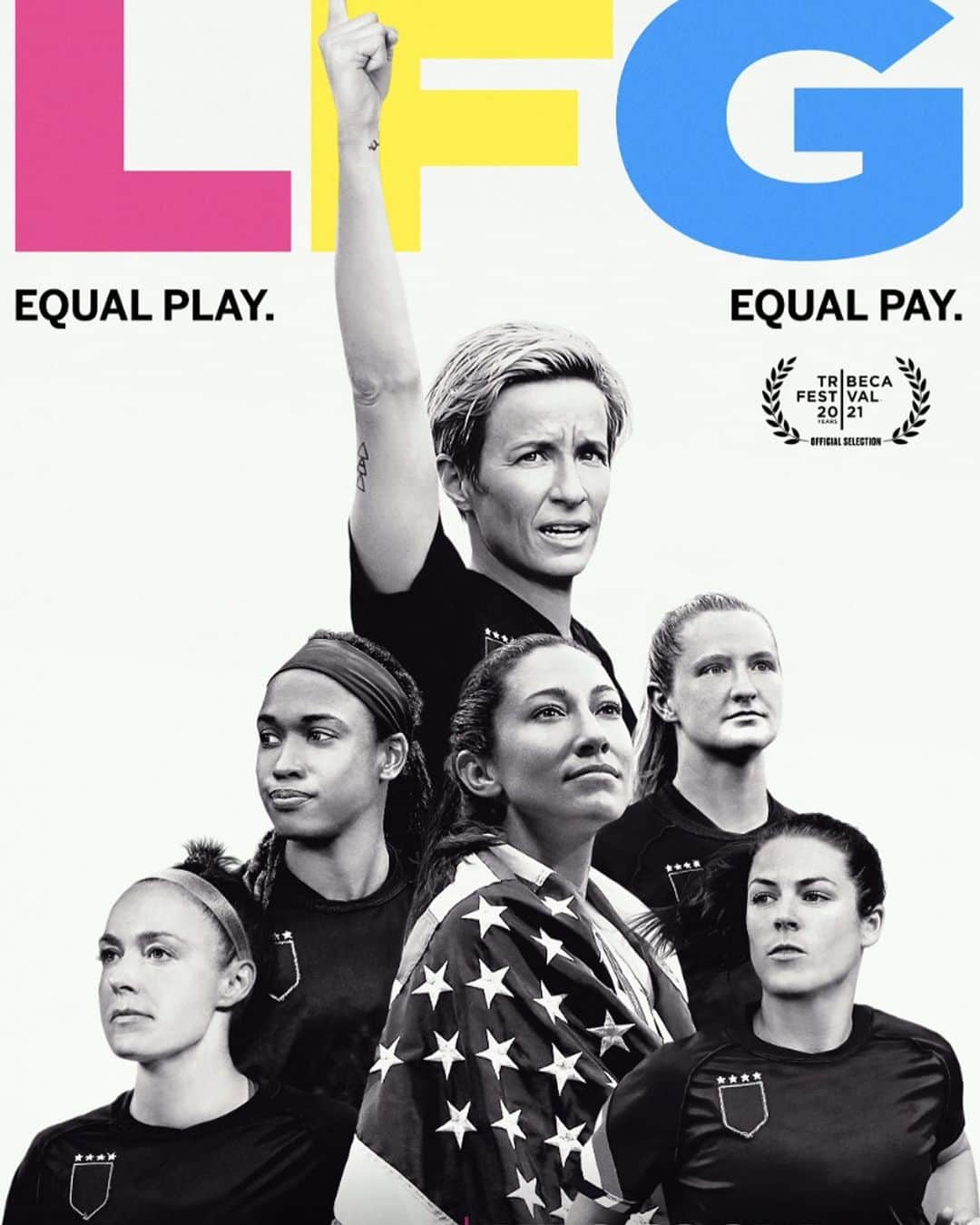 笹木香利のインスタグラム：「サッカー女子アメリカ代表のレジェンド、Megan Rapinoeが今年限りでの引退を発表しました。  初めて彼女を観た時に感じた、ずば抜けたカリスマ性。 この『LFG』という映画では、彼女の強さ、美しさ、そして繊細さも描かれています。 ラピノーを筆頭に、立ち上がり、支え、共に戦うチームメイトの絆に、身体の中から湧き出てくる熱さのようなものを感じながら、涙しながら食い入るように観た映画でした。  彼女たちの闘いは彼女たちだけの為のものではなく、私たち、そして未来の子どもたちのための闘い。 この映画が映画館や配信でも、多くの人に見てもらえる機会が増えるといいなと思います。スポーツが好きな人はもちろん、そうでない人にも。  そしてもうすぐサッカー女子W杯が開催されます。 この映画で描かれるEQUAL PLAYのみならず、放映権の問題で試合を見られるかさえもわからない状態というのは悲しすぎる！！ なでしこJAPANの活躍はもちろんだし、ラピノーのプレーを見たいよ…  ※って投稿した直後に、NHKでの日本戦放送決定の発表がありましたね！！よかった！！！ 他国の他グループの試合も見られることを祈ってます…！  最後に、Megan Rapinoeのサッカー選手としてのキャリアが素晴らしい締めくくりになることを、そしてこの先の人生がもっと素晴らしいものになることを応援しています。  This movie was really wonderful. I hope Megan Rapinoe's career as a soccer player will be a wonderful ending and her life in the future will be even greater!! @mrapinoe」