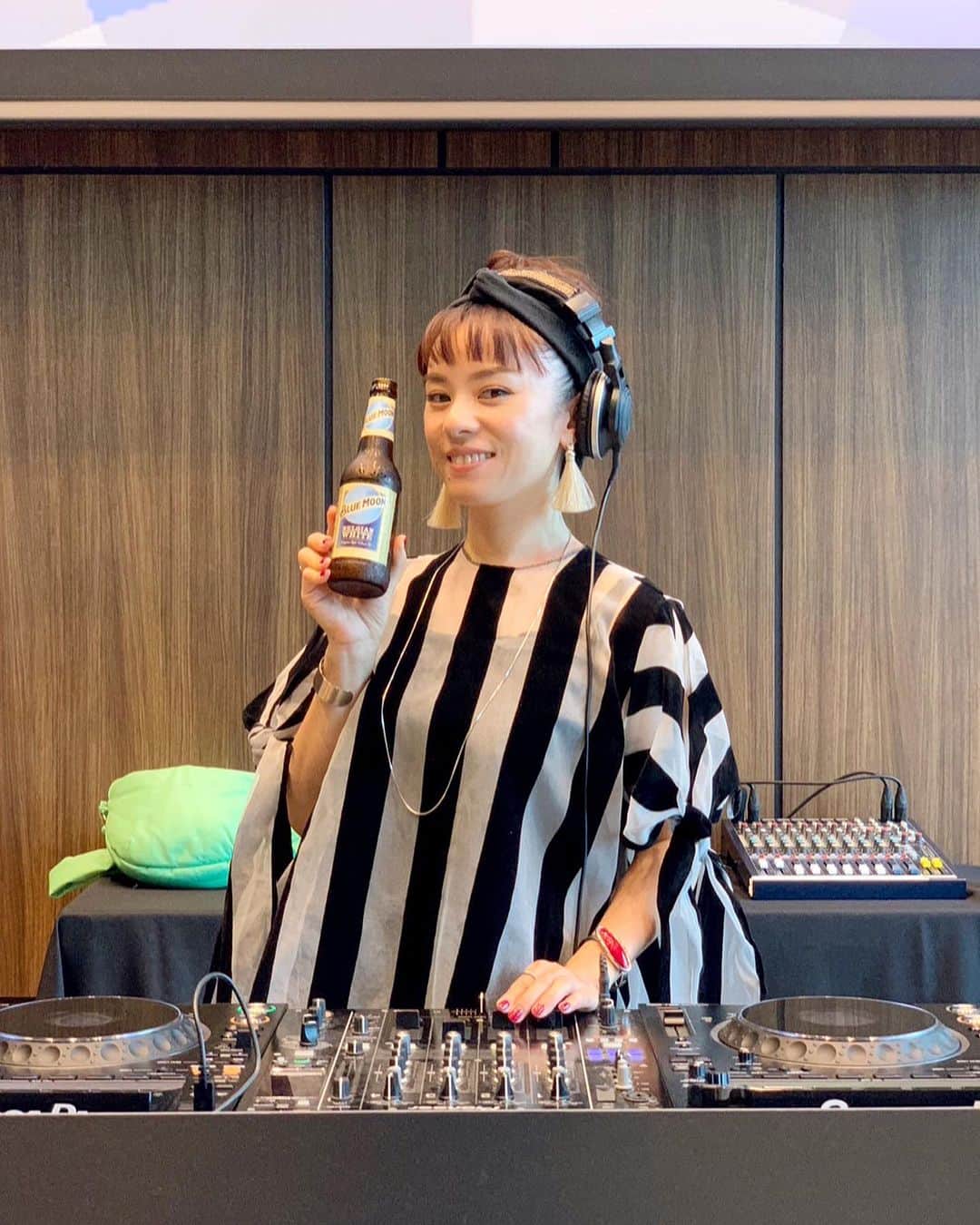 azumiさんのインスタグラム写真 - (azumiInstagram)「昨日の @shibuya_scramble_square での #scramblemusiclounge にお越しくださった皆様ありがとうございました😊 渋谷が見渡せる開放的な空間でとても楽しかったな✨ しかしアシッドジャズとのお題を仰せつかっていたのですが、やり始めたらただのacid jazz少なめ〜90's hiphop,R&Bでした笑 すんません😂  スタッフの皆様ありがとうございました 今週末までイベント開催中ですので、皆様遊びに行ってねー！ 明日は私は @bluenote_place にてmusic selectorです！ #azumi #wyolica #azumidj #musicselector」7月13日 16時53分 - xx_azumi_xx