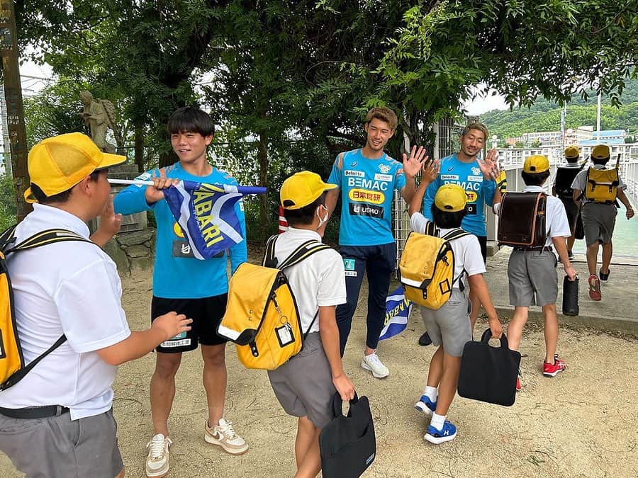 のインスタグラム：「あいさつ運動＆みまもる運動 今日は近見小学校。 安全に帰りましょう😁  #fc今治 #突き進め光射す方へ #近見小学校 #次はどこの学校かな」