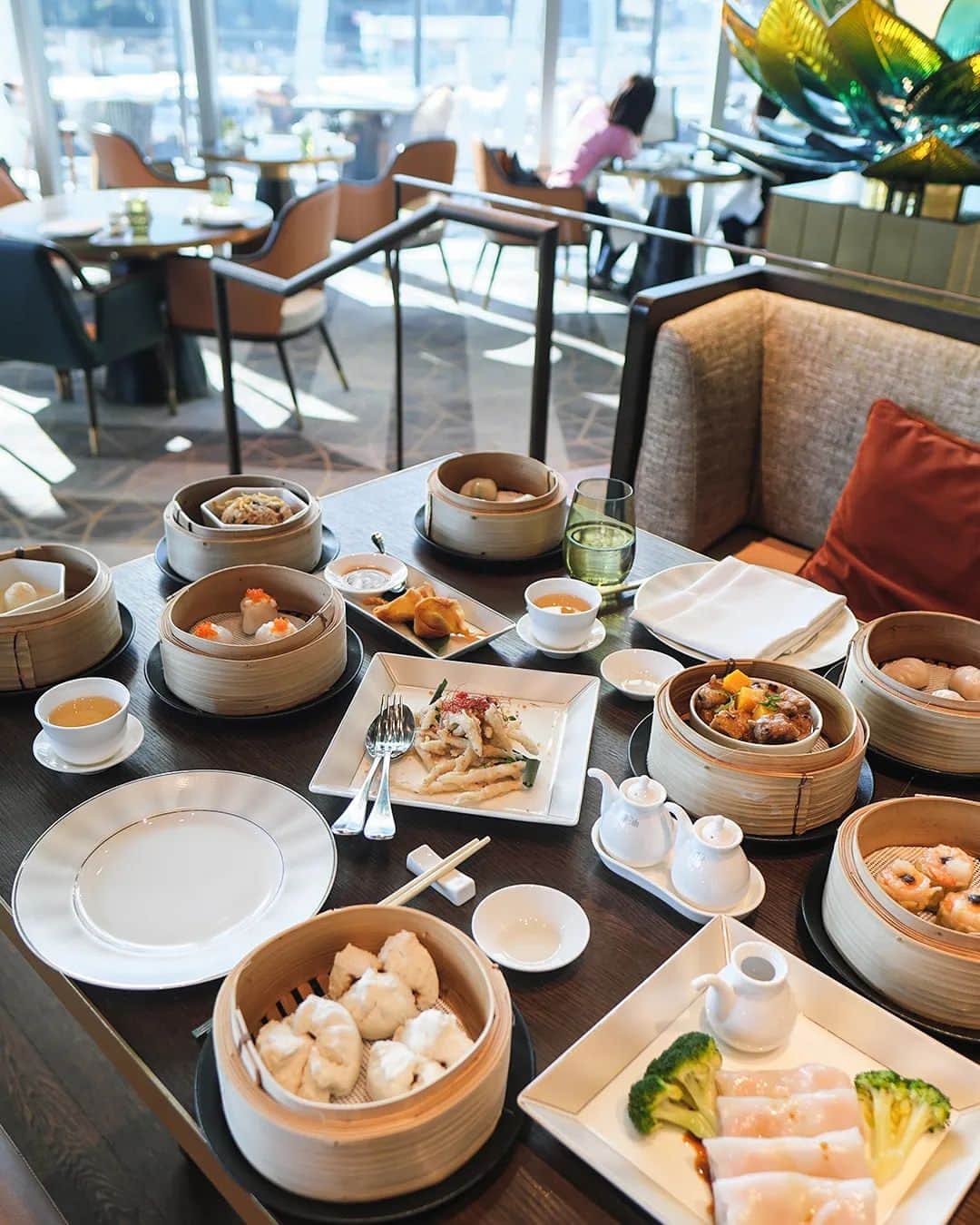 Erinaのインスタグラム：「All-you-can-eat Yum Cha with a beautiful harbour view! ✨️  Monday to Thursday: $68 per person Friday to Sunday: $98 per person  Each dish was beautifully presented, and the service here at @silksrestaurants in @crownsydney was amazing! 🥟🥠🍲  We had to go for another round 2 after this! 😂😂😂」