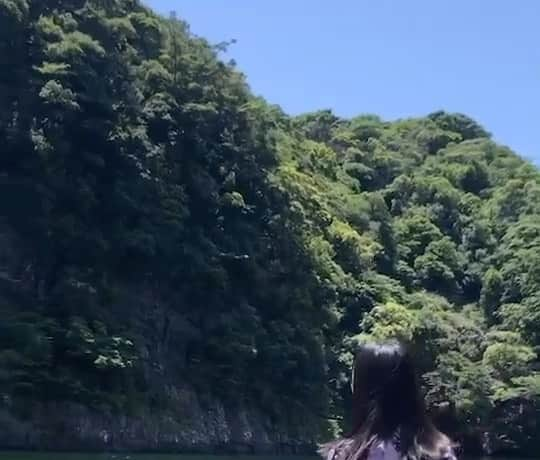 七瀬りりこのインスタグラム：「自然が生み出す天然エコー🎵  屋久島にて  ※許可を得て歌わせて頂いております  突っ込まれたので説明致しますと、こちらガイドさんが良い感じに撮影して下さったのですが、私の服装があまりにもカヤック用過ぎて恥ずかしかった為、映らない様にカットしたらこんな不思議なカメラワークみたいになりました💦 素人の私が編集した為お許しを！  #屋久島 #もののけ姫 #天然エコー #yakushima #mononokehime  #mononoke」