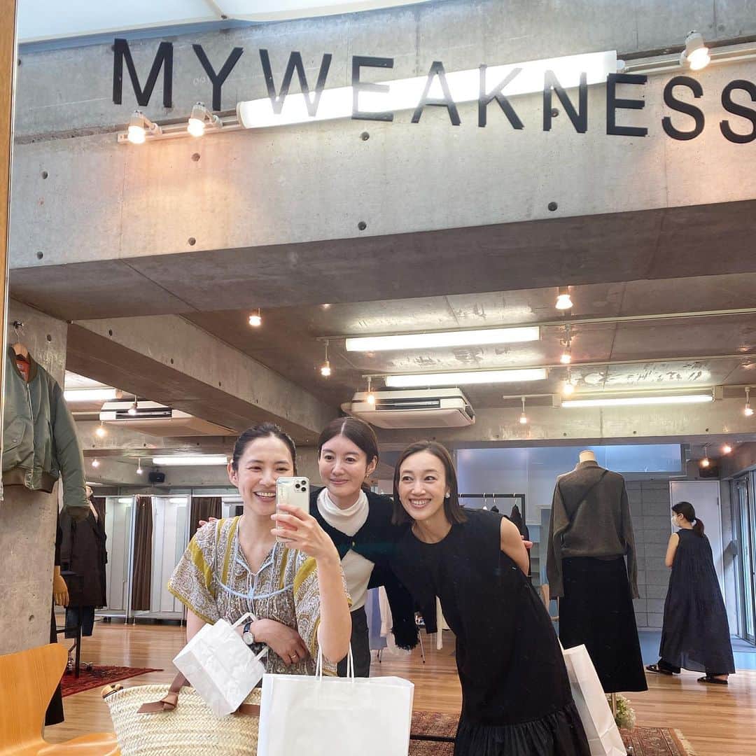 浜島直子さんのインスタグラム写真 - (浜島直子Instagram)「りえちゃん❣️ 初めての展示会おめでとう㊗️ @rie_tomosaka_official  @myweakness_official   楽しみすぎて、美和子と9時集合でモーニング食べた後、11時のオープンと同時にゴー❤️‍🔥 (お陰で1人目だった！嬉しい🤣)  りえちゃんのセンスが本当に好き。 シンプルでベーシックなのに、どれも粋で。  美和子とあーだこーだ言いながら結局2時間もいてしまった（笑） (お騒がせしてすいません😂)  まだまだ暑いけど、ニット届くのが楽しみだよ〜💙🩶 ・ #ともさかりえ #myweekness  #木口美和子 #美和子黒のワンピース似合っててびっくりたまげたよ🤩❤️‍🔥 #最後の写真のりえちゃんの可愛さよ🥺❤️」7月13日 16時51分 - hamaji_0912