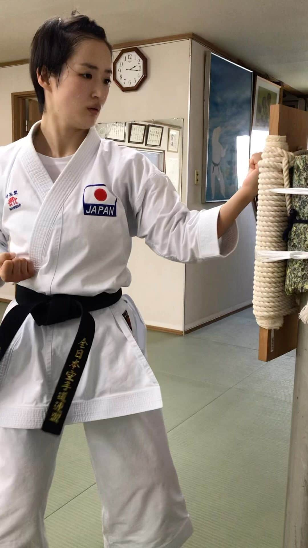 清水希容のインスタグラム：「巻藁  MAKI WARA🤜🏻  #karate#tuki#maki#wara#practice#youshukan#dojo #空手#巻藁#突き#稽古#鍛錬#養秀館本部#道場」