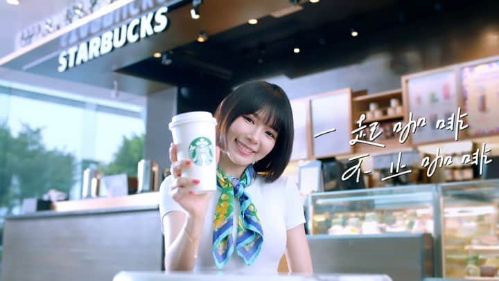 リン・ミンチェンのインスタグラム：「【 Starbucks #一連7日送你10萬杯咖啡☕️】  🤩 「嘩！Starbucks 大送10萬杯咖啡呀！」  慶祝香港開心購物節，由7月14-20日，一連7日， @starbuckshk 總共送出10萬杯咖啡！同你「一起咖啡  不止咖啡」！  記住每日準時早上9:00喺 @starbuckshk Instagram嘅帖文，話我知你最想同邊個「一起咖啡  不止咖啡」！  3個簡單步驟，即贏免費咖啡一杯*： 1. Follow @starbuckshk Instagram； 2. 留言「一起咖啡」，同時  tag 2位你希望一起分享咖啡嘅對象； 3. 即時透過 Starbucks HK IG Direct Message發送嘅連結登記換領。  立即參與，免費 coffee 一起飲！  #一起咖啡不止咖啡 #10萬杯咖啡10萬種一起 #Starbucks  #StarbucksHK   *每位會員於是次【 10萬杯咖啡 ☕ 10萬種一起 】，只可獲免費咖啡乙杯；新登記會員，額外可享買一送一優惠。免費咖啡由每日09:00:00至翌日08:59:59送出，數量有限，送完即止。優惠受條款及細則約束。 . . . 【7 Consecutive Days, Starbucks #100000CupsCoffeeGiveaway☕️】  🤩 You read it right - 100,000 free Starbucks coffees up for grabs!  To commemorate "Hong Kong Shopping Festival 2023" kicking off, @starbuckshk will give out coffees for 7 consecutive days from July 14-20, sharing the "Connection Behind Every Cup". Remember to check our postings every morning at 9:00 AM and share with us who you would like to get a free coffee with!  To win your free coffee*, follow these three simple steps: 1. Follow @starbuckshk Instagram  2. Comment "一起咖啡" and tag 2 loved ones you want to share this gift with 3. Register and redeem using the link sent by @starbuckshk via IG direct message  Join now, and take a sip later with the special people in your life!  #ConnectionBehindEveryCup #Starbucks  #StarbucksHK  *All members are eligible to receive one free coffee during this campaign. New members will receive an additional buy-one-get-one-free offer. The giveaway happens every day from 9:00:00 to 8:59:59 the next day. While the quota lasts and first come, first served. Terms and conditions apply.」