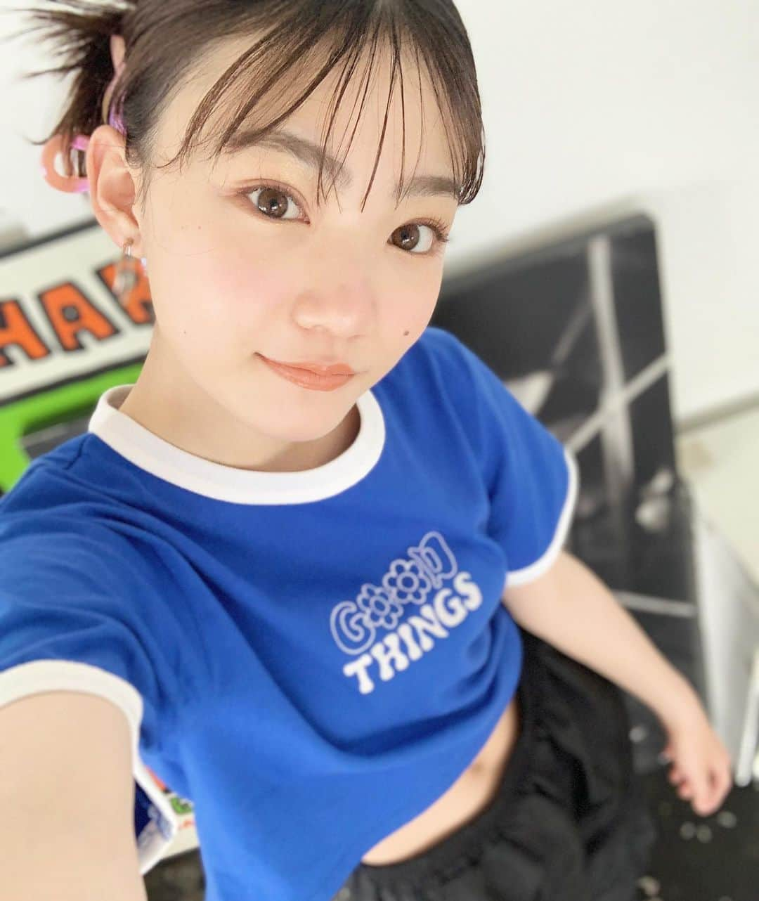 星乃あんなのインスタグラム：「* こんにちはー！ 今日もめっちゃ暑いですね､､､☀️  皆さん熱中症に気をつけてね🍧  ニコラ8月号「足出したくない派の涼しげロング丈!!」  のオフショです📸  ナイロンパンツとTシャツの色合いが涼しげなコーデ💙🖤  ニコラ8月号に載っているのでぜひチェックしてね🩵        #ニコモ #ニコラ  #nicola  #ニコラ8月号発売中」