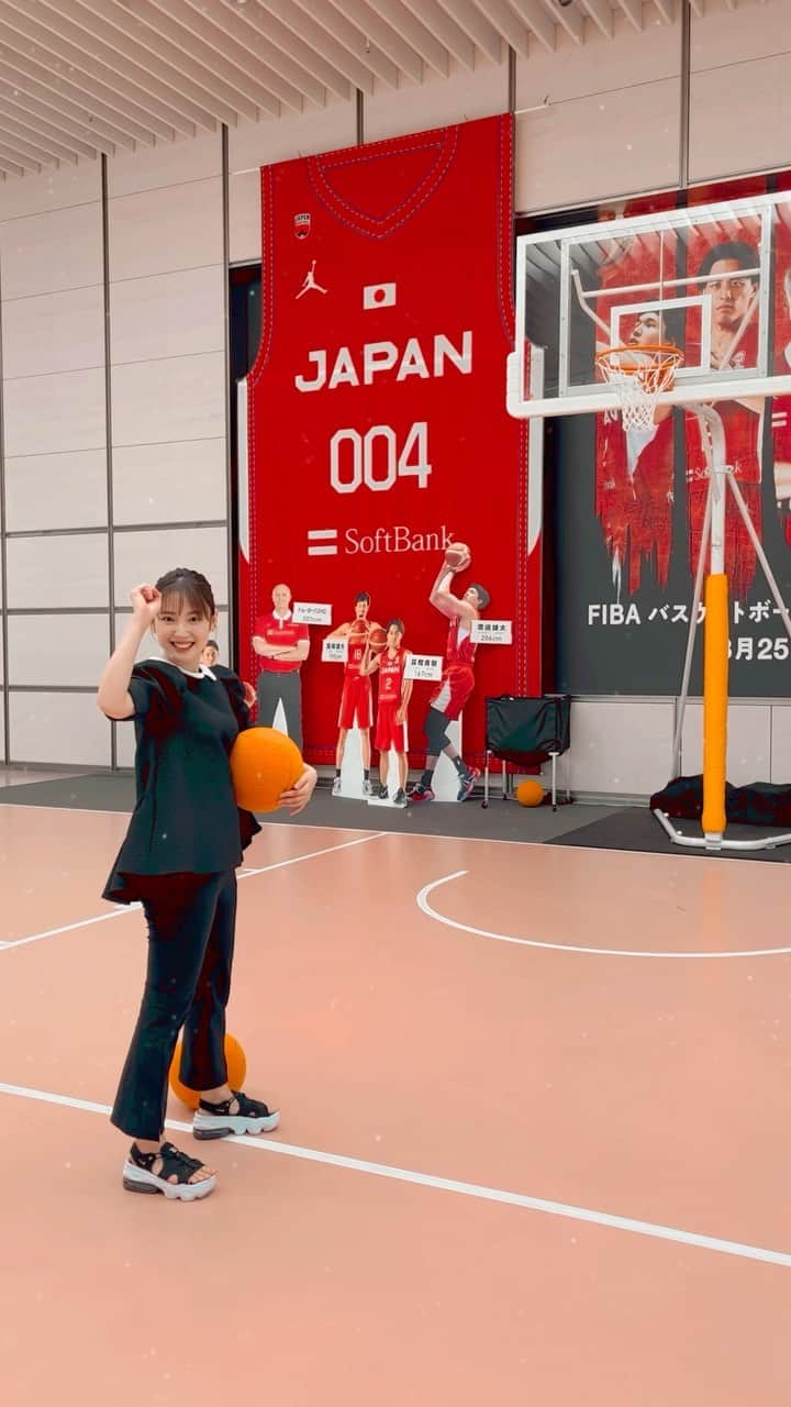 のインスタグラム：「今朝のZIP!での福さんのフリースローを見たら私たちも挑戦したくなって、オンエア後みのりと一緒に😉🏀 みのりのガッツポーズが可愛い😂❤️  #ZIP #バスケW杯 #日テレロビー」