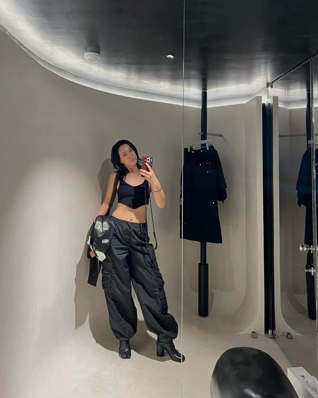 のインスタグラム：「ɪɴ sᴇᴏᴜʟ.  5月に行った韓国…もう今7月中旬ね。 ぜんぜーん投稿追いつかない。  この日は、タッカンマリ食べてから聖水(ソンス)へ  @empty.seoul.kr でお買い物して、 @nache_official のヒモひらひらスカート購入した♡  ちなみに、タッカンマリは🐓 絶対に東大門まで食べに行くんだけど 私たちは絶対にここに行きます‼︎  📍 東大門明洞タッカンマリ お一人様メニューもあるから、1人でも行けるよ。  早く寒い中タッカンマリ食べたい笑」