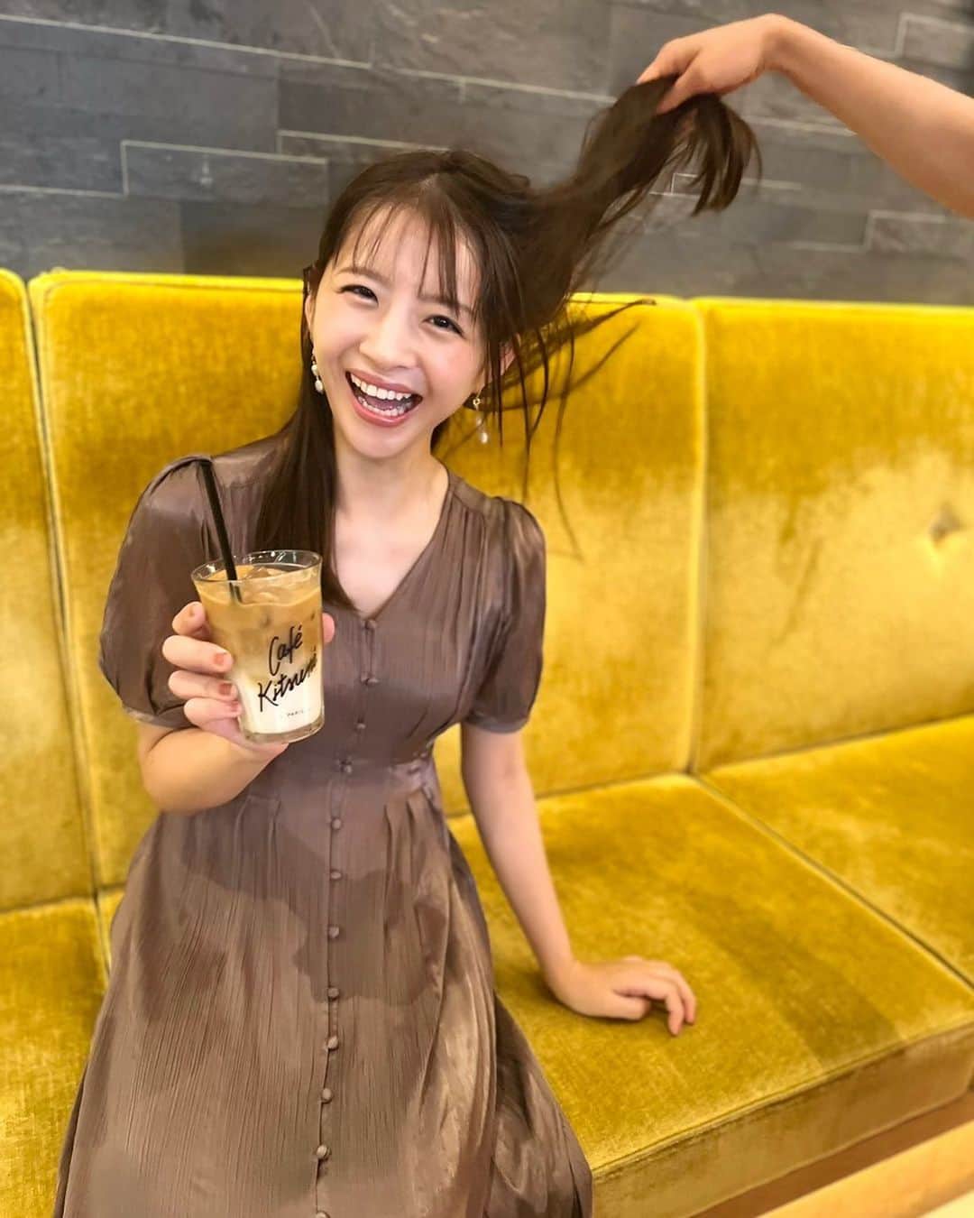 のインスタグラム：「. こういう繋げるやつ、やってみたかったけどどう？ 絶妙に繋がってないよね？笑 飲めないラテ?を持って、映える写真を撮る図🤣 ⁡ #ひなみふーさんの手は #本当はうつってないのが #正解です」