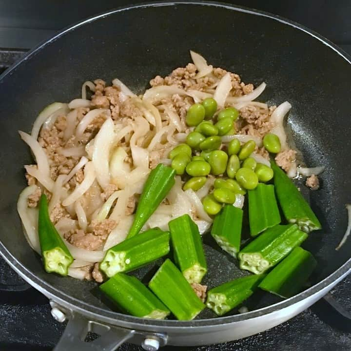 メシ通さんのインスタグラム写真 - (メシ通Instagram)「メシ通的ドライカレー  大好評のスピードドライカレーシリーズ 夏にピッタリのレシピが届きました オクラと枝豆のドライカレー そのままビールのおつまみにするのをグッとこらえてください ドライカレーにすれば、もっとビールがすすみますから  煮込まずフライパンで炒めるだけ「冷凍枝豆とオクラのドライカレー」のスピードレシピ。調味料3つでOK【ヤスナリオ】https://www.hotpepper.jp/mesitsu/entry/yasunario/2023-00854  #メシ通 #mesitsu #冷凍枝豆とオクラのドライカレー #オクラ #冷凍枝豆 #玉ねぎ #合いびき肉 #卵 #カレー粉 #中濃ソース #トマトケチャップ #粗びき黒こしょう #ドライカレー #スピードドライカレー #ワンパン #時短 #ランチ #ディナー #家飲み #ビール #ハイボール #ワイン #おうちごはん #自炊 #レシピ #ヤスナリオ #レシピブログ」7月13日 16時57分 - mesitsu