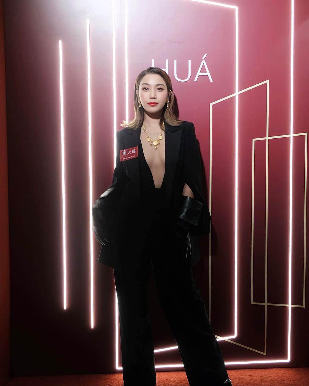 レスレイ・チアンさんのインスタグラム写真 - (レスレイ・チアンInstagram)「Chow Tai Fook HUÁ Collection 《A Style Legacy》 — Surrounded by oriental art inspired jewelry, what an honor to wear the new pieces! A brilliant mix of modern and old, the golden era is alive again! Thanks for having me! ❤️💍💎👑 Join now: https://shorturl.at/motP6   @chowtaifookjewellery #ChowTaiFook #HUAcollection #StyleLegacy #GoldisChic #CTFgold #周大福 #周大福傳承系列   #LOOK Hair by @zaptang @toniandguyhk.official  Outfit by @victorchanstudio  Make Up by meeee Jewelry of course by @chowtaifookjewellery ❤️」7月13日 22時00分 - lesleychianglove