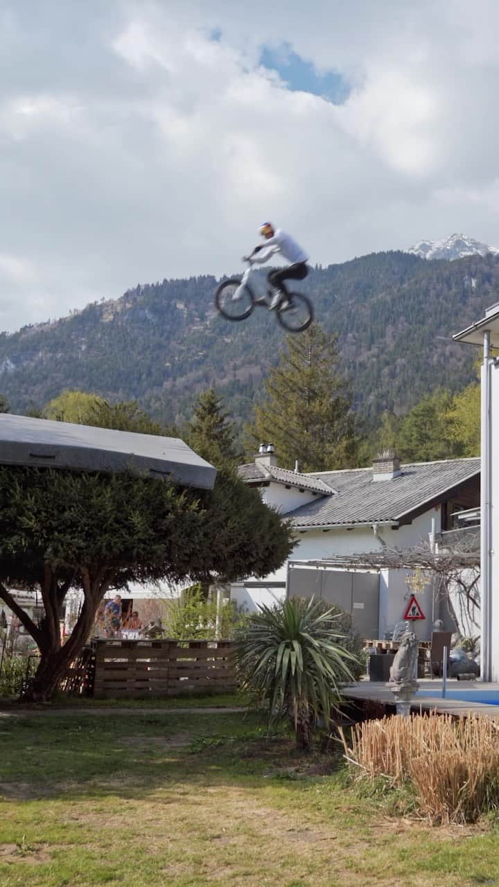 レッドブルのインスタグラム：「imagine being @wibmerfabio’s neighbors and watching this 😂  #redbull #givesyouwiiings #MTB #biking #trialbike」
