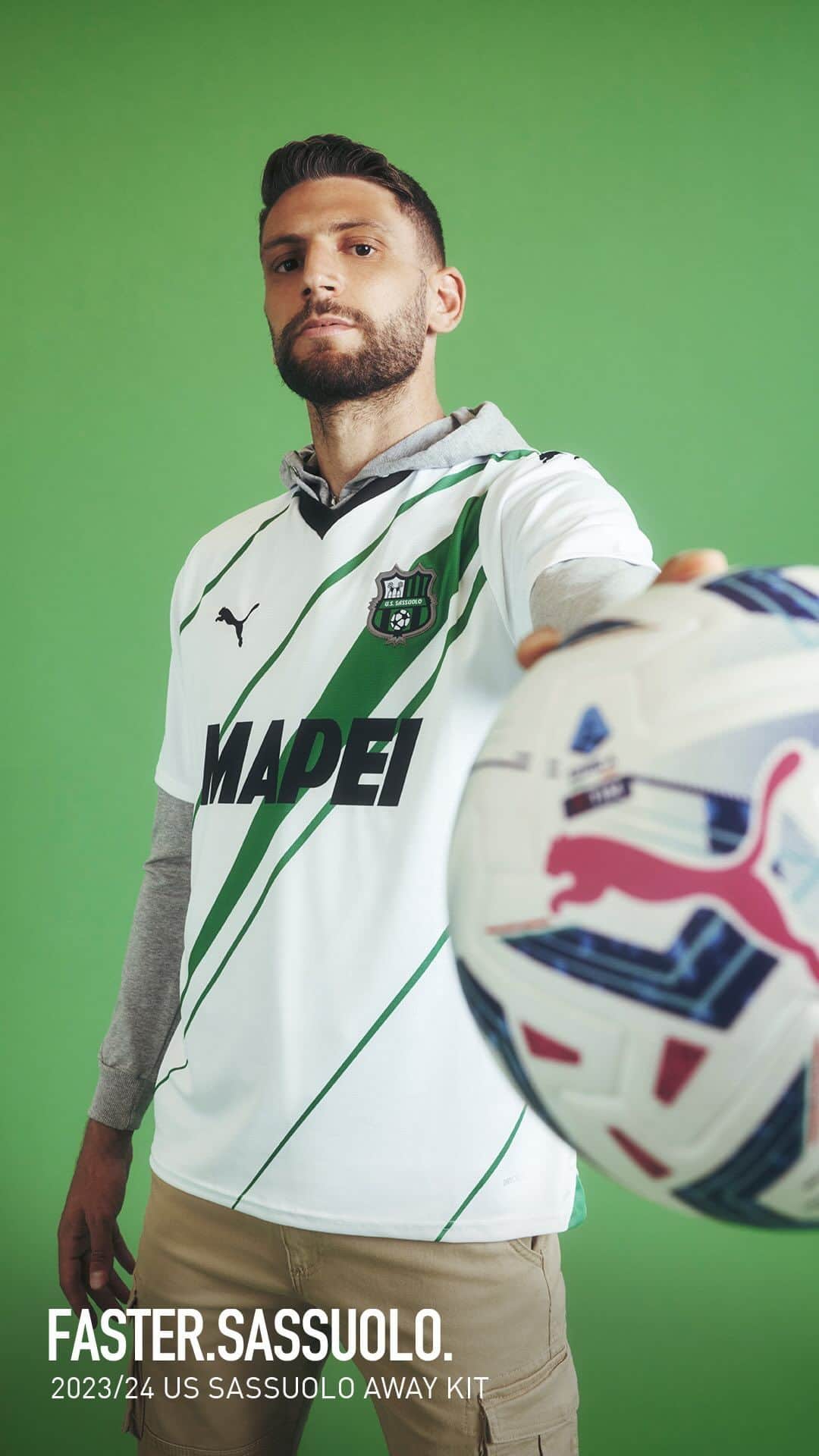 USサッスオーロ・カルチョのインスタグラム：「Our second skin 😍  New Away Jersey 2023/24 @pumafootball is here 🙌  🛍 www.store.sassuolocalcio.it  #ForzaSasol 🖤💚」