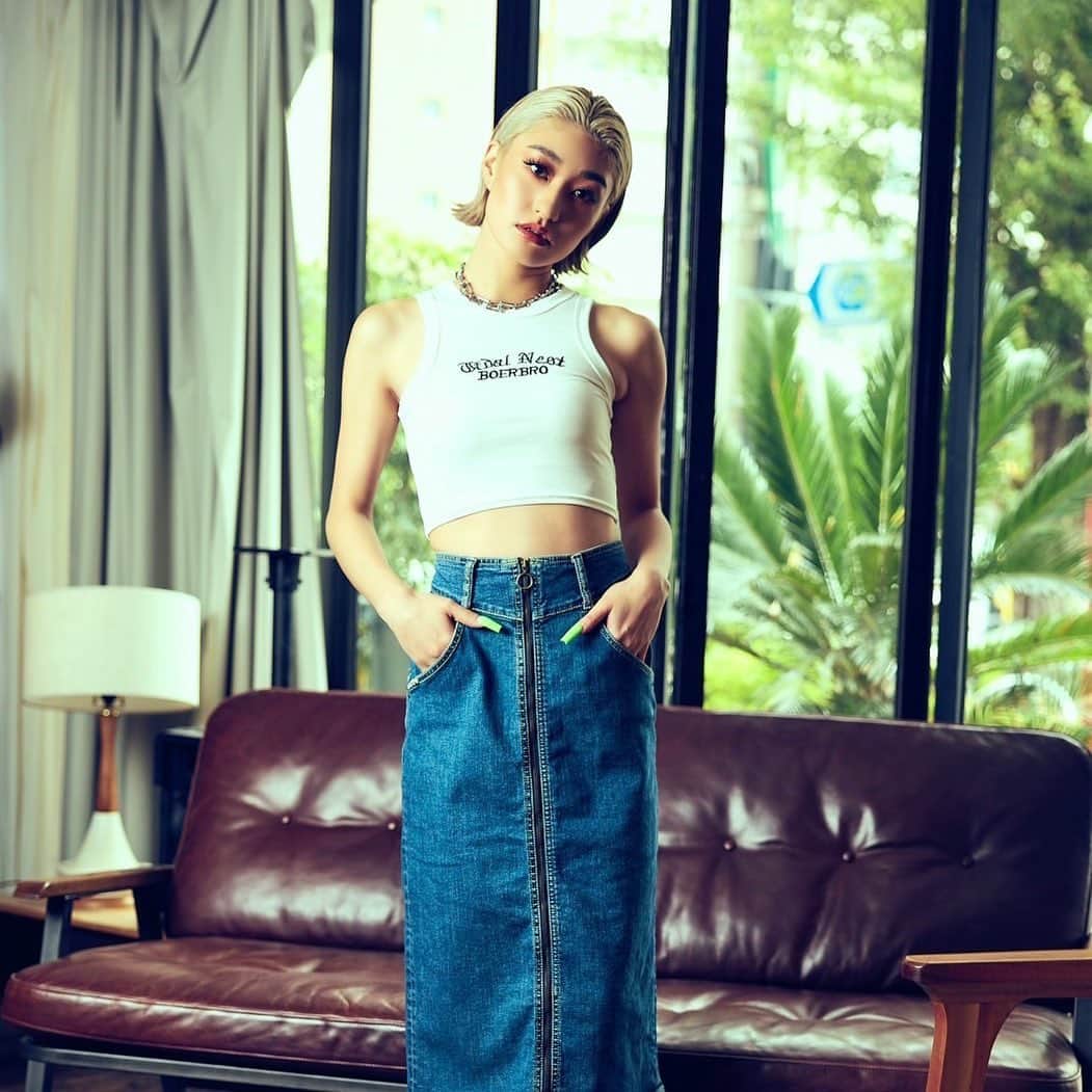 nutsのインスタグラム：「today's nuts shot🥜 @maaya___0220   雑誌のアザーカット😍 nuts夏号全国の書店、セブンイレブンにて好評発売中♡  #nuts #姉ギャル #ギャル #gal」