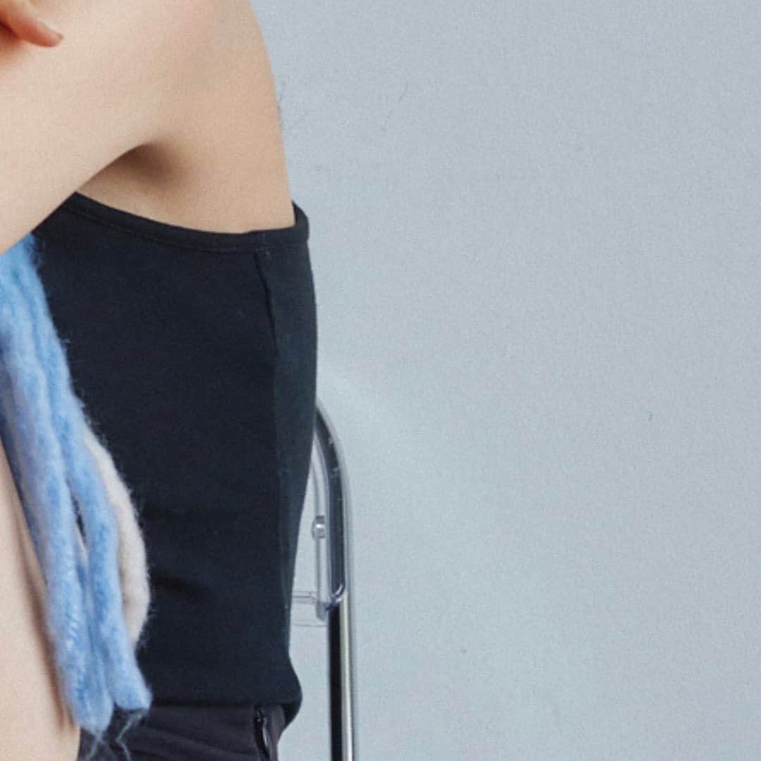 Vannie Officialのインスタグラム：「【2023 AW PRE ORDER】 7.15(sat.)0:00 start  ︎︎ ブランド初となるプレオーダーを開始。 昨年大ヒットしたニットカーデとマフラーの販売が決定。今回新たに柄違いのタータンチェックマフラーも登場。  ︎︎ mix over knit cardigan beige / green / blue / pink ¥5,390(tax in)  double zip knit ivory / black ¥4,620(tax in)  multi plaid volume muffler black / blue / yellow / pink ¥2,970(tax in)  tartan plaid volume muffler black / beige / pink / brown ¥2,970(tax in)  ︎︎ #vannie__u」