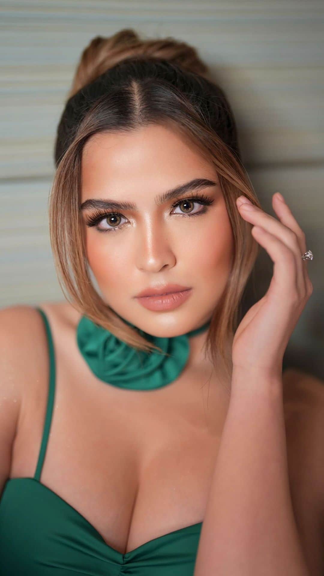 Alexa Ilacadのインスタグラム：「𝐀𝐋𝐄𝐗𝐀 #pirapirasongparaiso Grand Media Con  𝗞𝗘𝗬 𝗣𝗥𝗢𝗗𝗨𝗖𝗧𝗦:  • #ArtisanProxJakeGalvez Eyelashes, The Lash Goo & Eyelid Lace Aqua from @luxebeautyphl   • @guelain Parure Gold Skin Radiance Foundation  • @kikomilanoph Smart Eyeshadow   • @benefitph Fluff Up Brow Wax  • @artisanpro Eyeliner Pencil  𝗠𝗮𝗸𝗲 𝘂𝗽 𝗯𝘆 𝕁𝕒𝕜𝕖 𝔾𝕒𝕝𝕧𝕖𝕫 @jakegalvez  𝗛𝗮𝗶𝗿 𝗯𝘆 @_justineocampo  𝗦𝘁𝘆𝗹𝗶𝗻𝗴 𝗯𝘆 @pattyyap   #makeupbyjakegalvez #alexailacad」