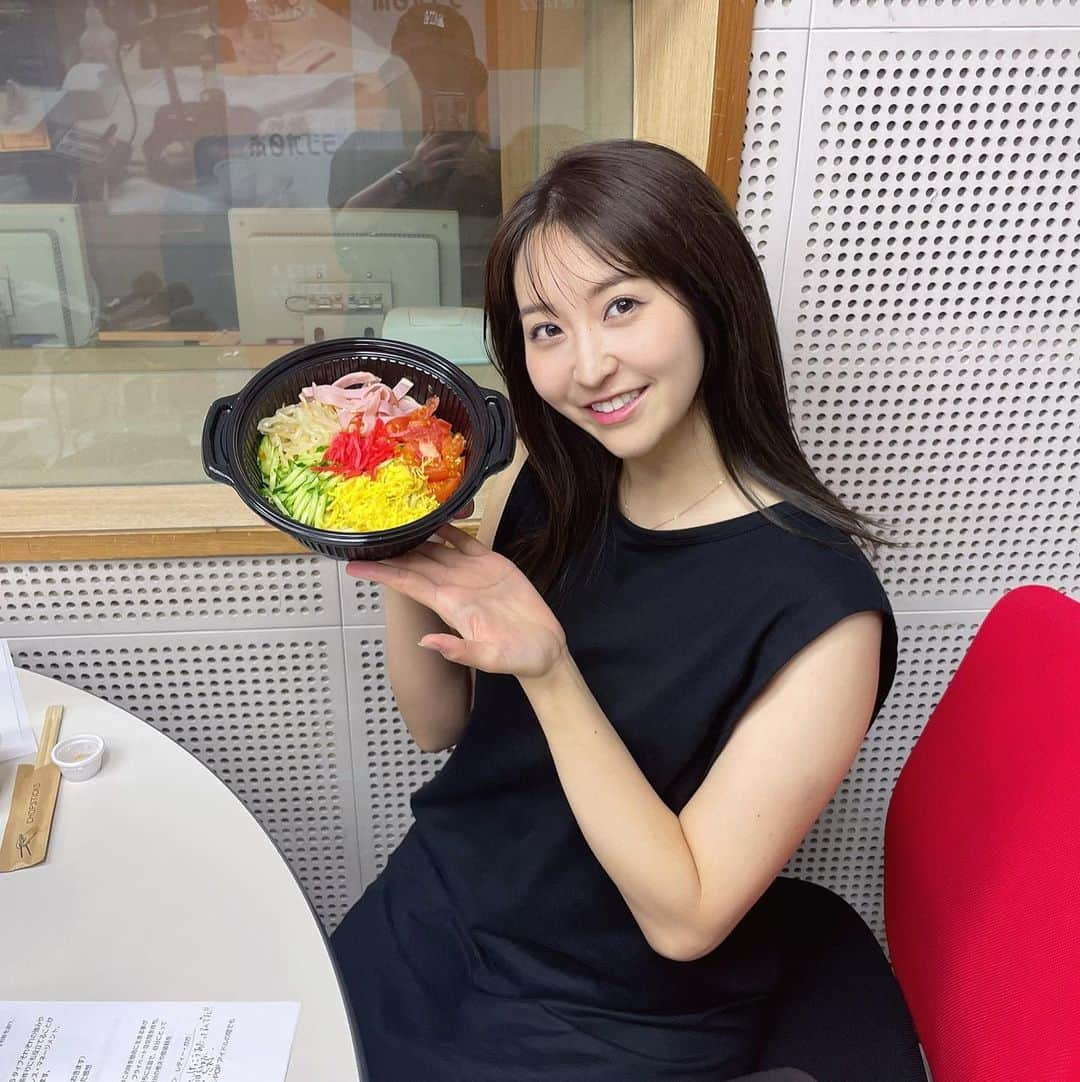 袴田彩会さんのインスタグラム写真 - (袴田彩会Instagram)「冷やし中華が食べたくなる季節🌻 ラジオのスタジオで🤤 どこのお店のものかはぜひオンエア聴いてください📻 26:00〜『袴田彩会のsecret base』 ラジオ日本です♪  その前に 今夜は『プロ野球ニュース』⚾️ mbsラジオ『ヤンヤンボーイズ』も 宜しくお願いします✨  8連勝！わしほー🙌  #冷やし中華 #ラジオ日本 #袴田秘密 #プロ野球ニュース #mbsラジオ #ヤンヤンボーイズ #袴田彩会」7月13日 17時10分 - ayae.ha