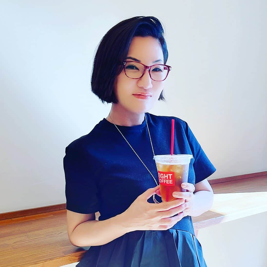 広瀬香美のインスタグラム：「コーヒーマニアな私。 ほぼ毎日午前中に３〜４杯は飲んでしまう。。。 以前から気になっていた EIGHT COFFEEさん（ @eightcoffee_ ）に立ち寄って、スタッフとミニ会議。  大好きな物を飲みながらのお仕事の話は、捗るね！ほっと一息、とても味わい深いコーヒーいただきました。  #広瀬香美 #coffeetime #coffee #eightcoffee #chilltime」