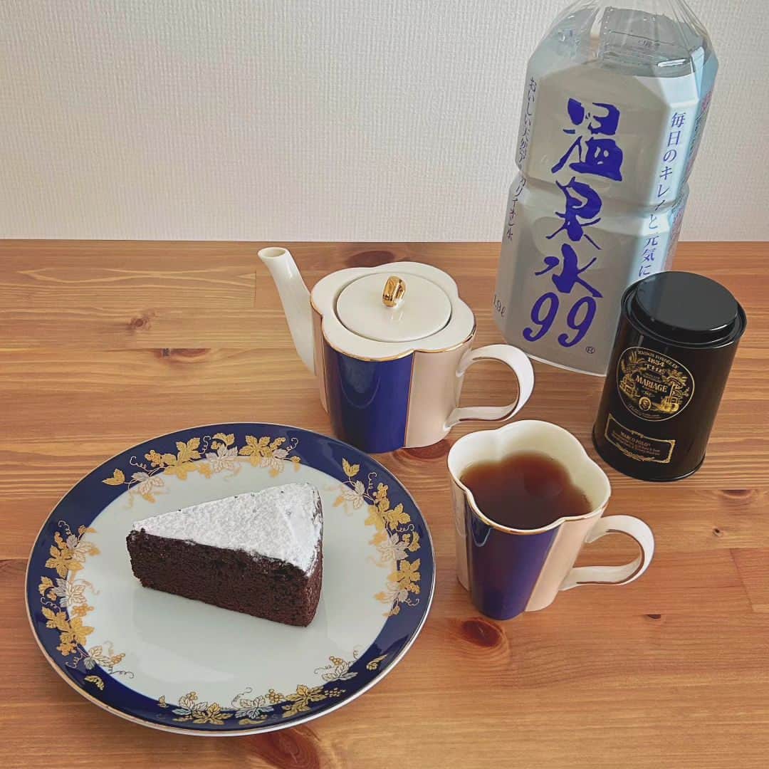 中川知香のインスタグラム：「♨ 気になってた温泉水。温泉の味するのかなーってちょっと躊躇ってたんだけど全くしなかった！むしろ超軟水でおいしいお水。笑  コーヒーとかお茶に使うと旨味成分の抽出が高くなるらしいので紅茶を淹れるのに使ってみたら、いつもよりまろやかな紅茶ができあがりました。  料理にも使ってみたいな！  詳しくはこちら @onsensui99  #温泉水99  #pr #中川知香」