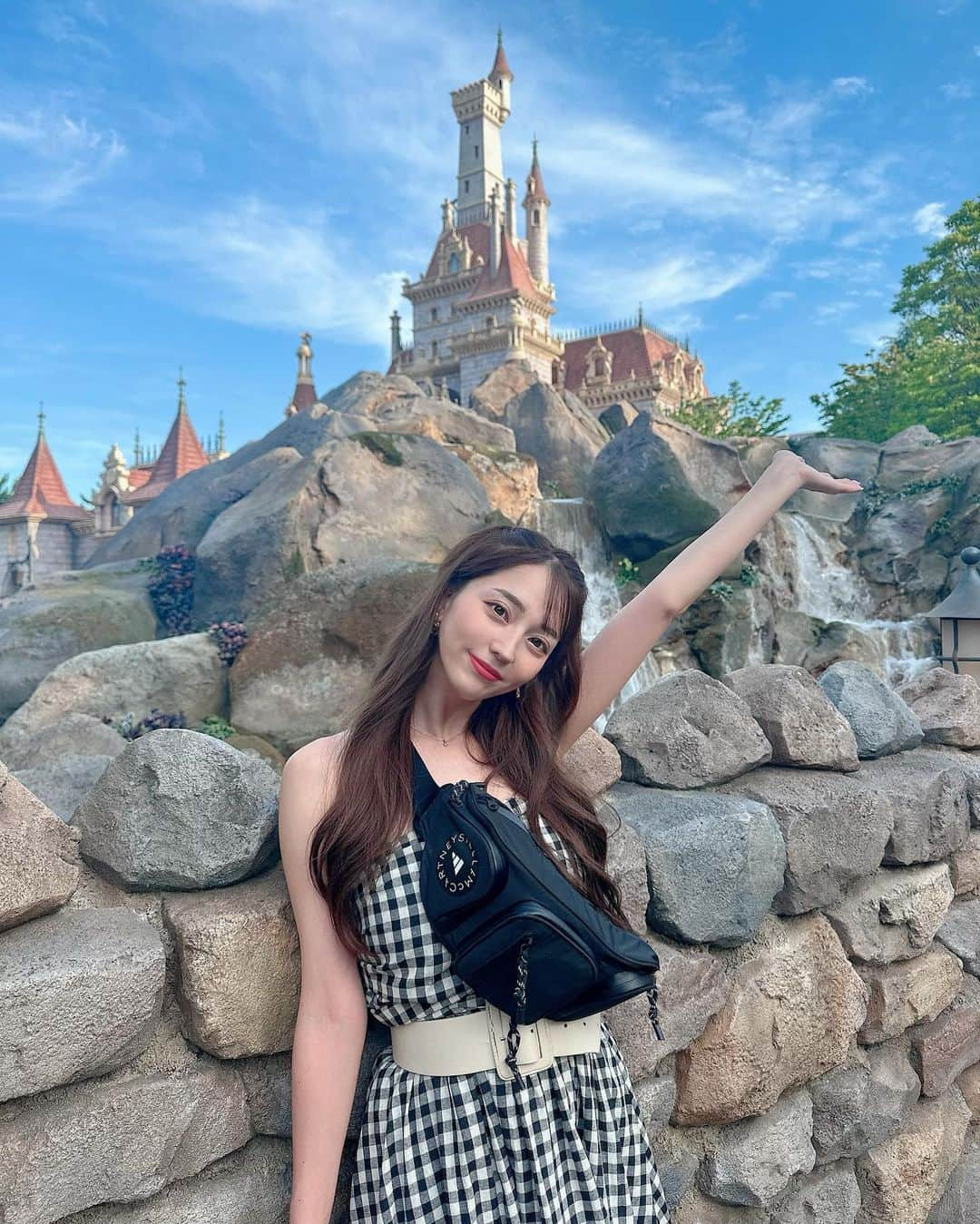 堀尾実咲さんのインスタグラム写真 - (堀尾実咲Instagram)「行ってきたよ🌹  #tokyodisneyland #disneyland #disney #tdl #shein #adidasbystellamccartney #ディズニー #ディズニーランド #ディズニーコーデ #美女と野獣エリア」7月13日 17時08分 - misaki.horio