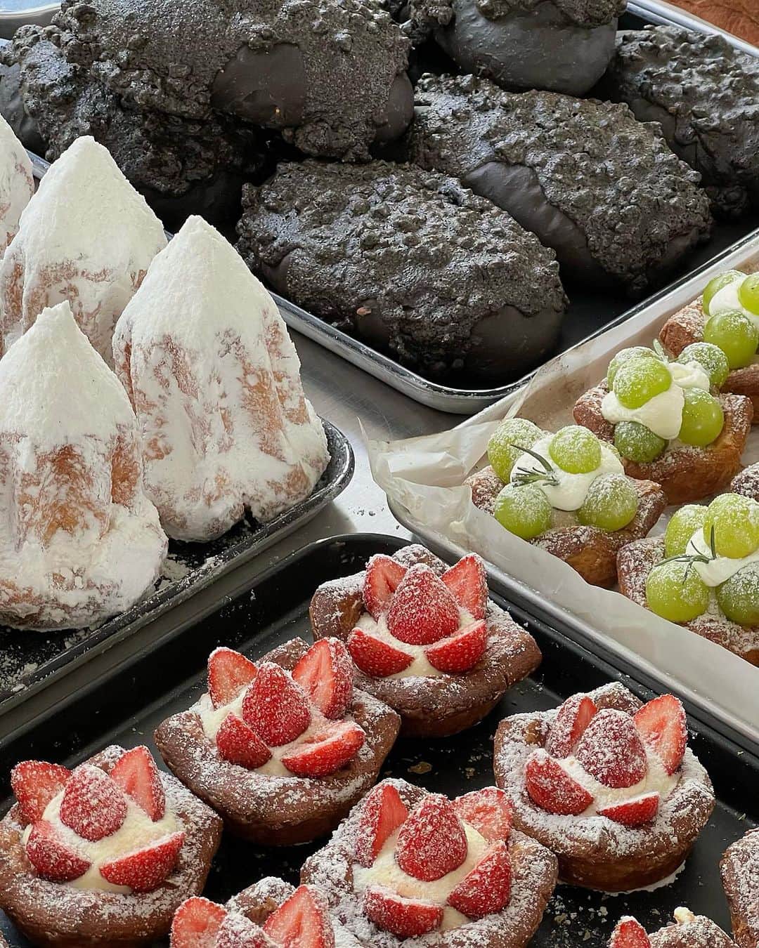 須田朱音のインスタグラム：「𝐨 𝐧 𝐢 𝐨 𝐧  聖水に行った目的はこちら🥐 📍 @cafe.onion   パン大好きな私は幸せでしかなかった♡ 絶対にまた行くと誓い7月にも行ったよ笑  ルーフトップテラスでお茶して、 @newjeans_official 壁画も見れて大満足🐰」