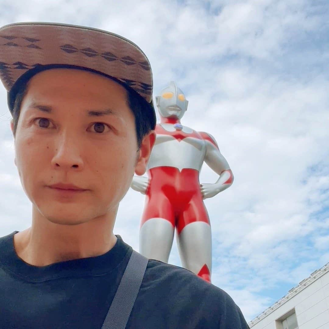 青山草太のインスタグラム：「7月10日はウルトラマンの日でした。  ウルトラマン商店街のある祖師ヶ谷大蔵の近くにいたので、「これは行って挨拶せねば」とウルトラマンにご挨拶してきました。  そして祖師ヶ谷大蔵からそれほど遠くない距離に彼もいるので…。  https://youtu.be/O8cHLFei9_0  #ウルトラマンの日 #ウルトラマン #ウルトラマンマックス #ultraman #ultramanmax #祖師ヶ谷大蔵 #赤坂 #ウルトラマン商店街 #青山草太 #sotaaoyama」