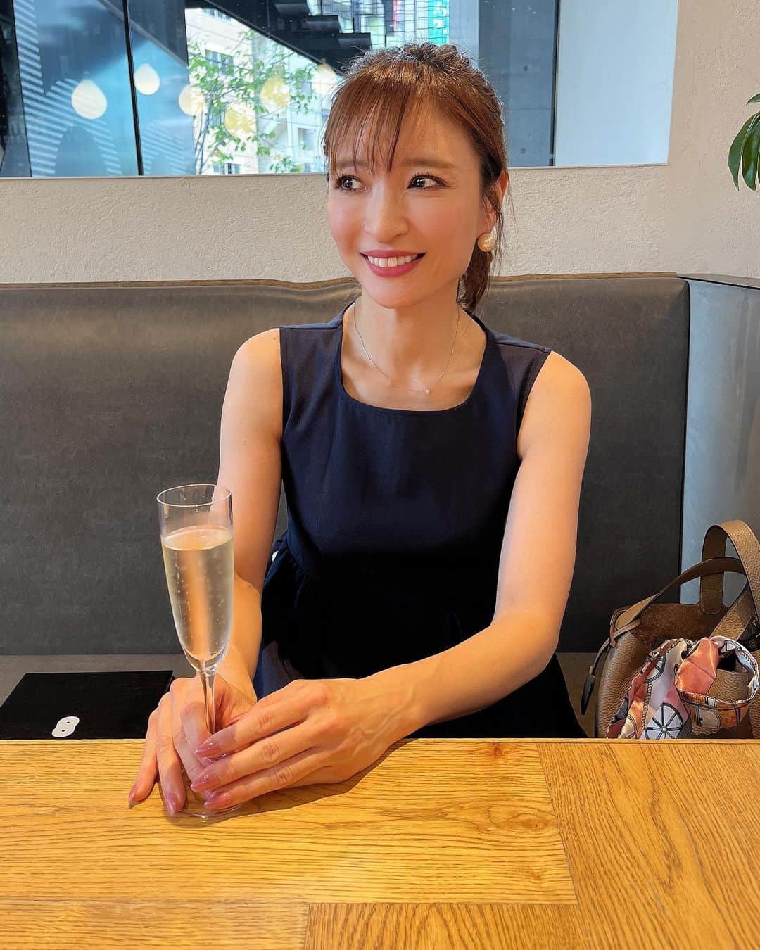 AriizumiEmaさんのインスタグラム写真 - (AriizumiEmaInstagram)「よく飲み、よく食べた日。 早めのお夕飯。 スパークリングと白ワインが大好き✨✨ この日は、日頃食べないようにしているフライドポテト解禁☺️  ・ #dinner#早めの夕食 #cafe#白ワイン#スパークリング」7月13日 17時17分 - ema_ariizumi
