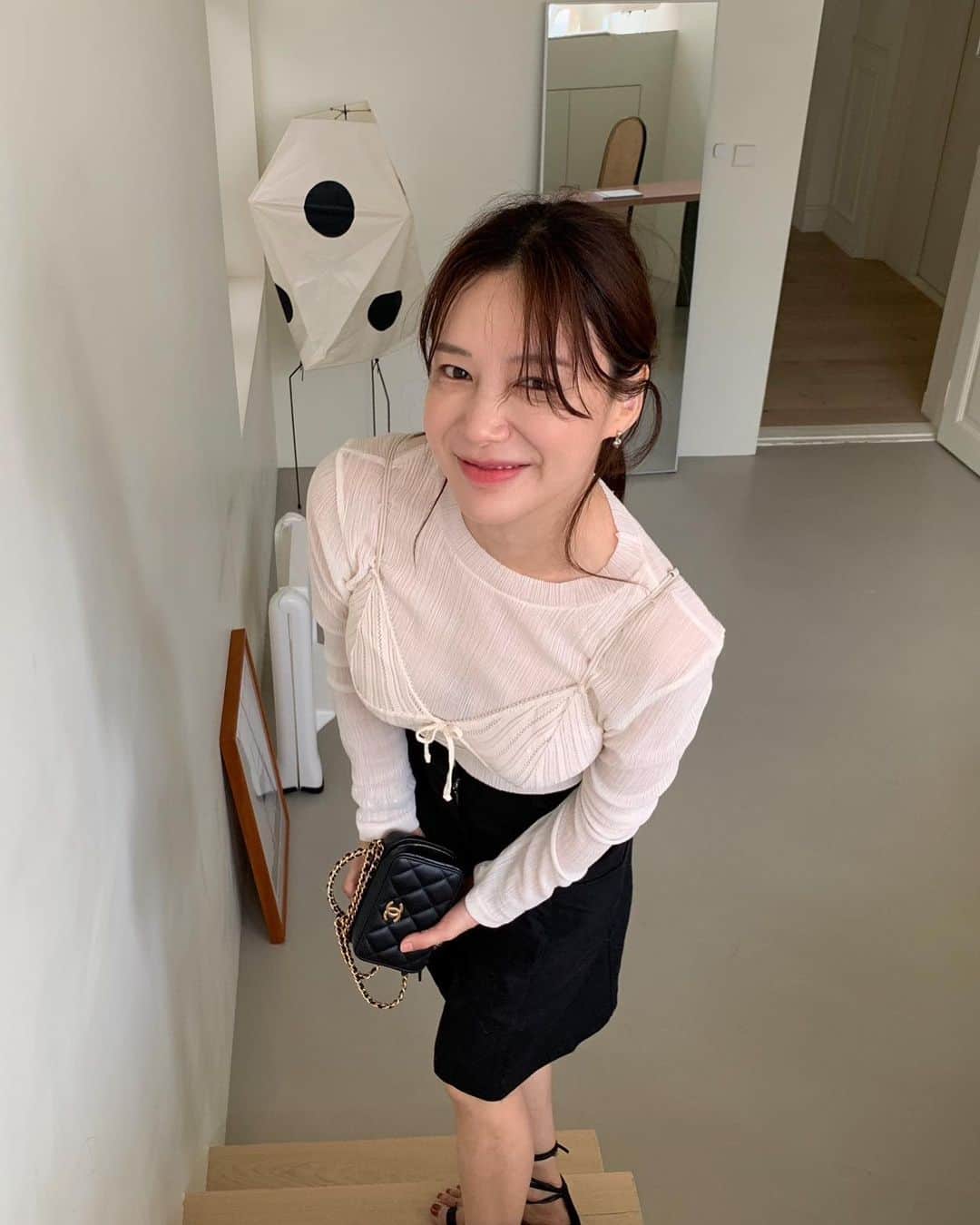 nanaのインスタグラム：「특별한 뜨개질 편집기계를 이용해 버드나무에서 영감을 받아 제작된 소재로 만들어진 티셔츠 입니다👌🏼  아이보리에 입은 카미인지 브라인지 모를 아이는 판매용은 아니야요 예쁜 카미들과 짝짝궁 하기 좋을 고급진 아이를 이따 만나효🙏🏼」
