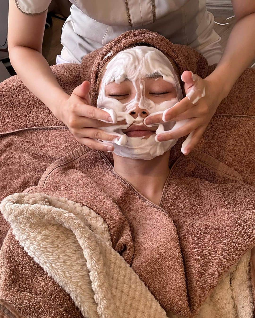 潮みかさんのインスタグラム写真 - (潮みかInstagram)「@_salondejolie_  🧖‍♀️🫧🧼🛁🎀💆🏼‍♀️  小屋入りする前にお肌メンテナンスしてもらいに行ってきたよ🫧 気持ち良すぎだし お肌は毛穴レスのぴっかぴかになったし 心から癒されました🫧✨  はぁ来れてよかった  いつもありがとうございます🫧🩷🫧  #サロンドジョリー #エステ #ハイフ #クレンジング #パック#乃木坂 #南青山」7月13日 17時28分 - ushiomika