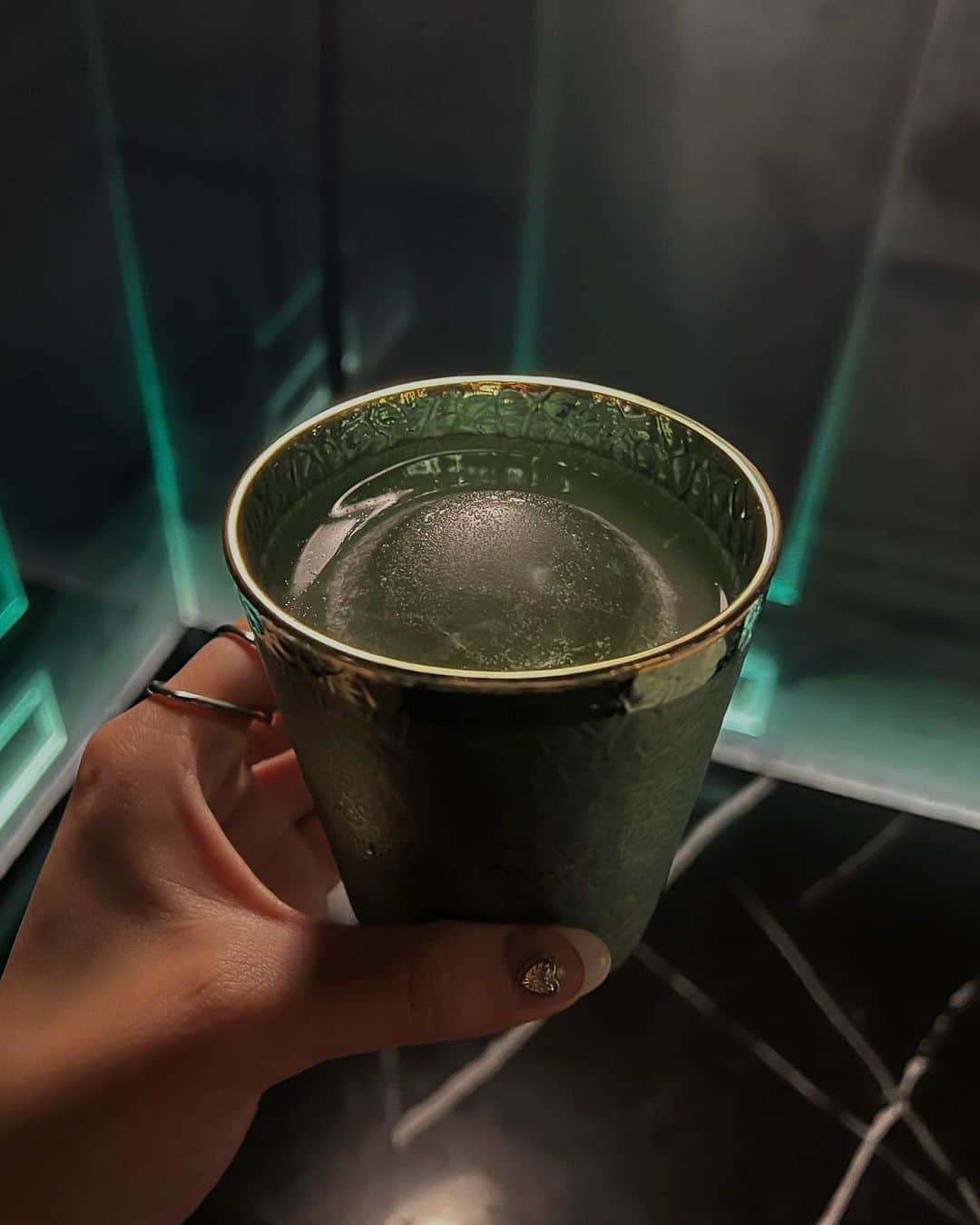 須田朱音のインスタグラム：「🍸  清潭洞にある洒落たシーシャBarにも行ったよ 📍 @blend__cheongdam   お酒メニューが宝石の名前で、 私は誕生石のエメラルドにしたよ💚  まだまだ夜のSeoulは未開拓なので、 いい音楽聞けるBarとか行きたいな🎶 オススメあったら教えてね〜  とりあえず、5月韓国旅投稿完🇰🇷」