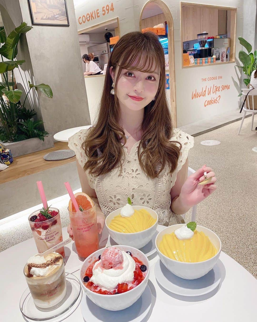 一ノ瀬まりなのインスタグラム：「🍧💓🍧💓🍧  The Cookie594🍪 今回はカキ氷食べたよ〜🍧💓 @the_cookie_594   いちごとマンゴーのカキ氷、 フルーツたっぷりでめちゃくちゃ美味しかった🥹🍓🥭 中にアイスも入ってたよ🙈🍦✨  氷の部分だけでも美味しくてびっくり✨ミルキーでした🐮🍼  最近暑すぎるので涼むのにもぴったりすぎた🍧✨ 新大久保店の方が広かったので数人で行くのにもおすすめ😋💕  📍表参道店 渋谷区神宮前5-9-4 営業時間11:30〜19:00  📍新大久保店 新宿区百人町1-11-22 B1F 営業時間11:00〜22:00  #クッキー #新大久保 #新大久保カフェ #新大久保グルメ #東京カフェ #新宿カフェ #表参道カフェ #新宿グルメ #ニューヨークロール #cookie #cafe #japanfood #koreafood #カキ氷 #かきごおり #かきごおり部」