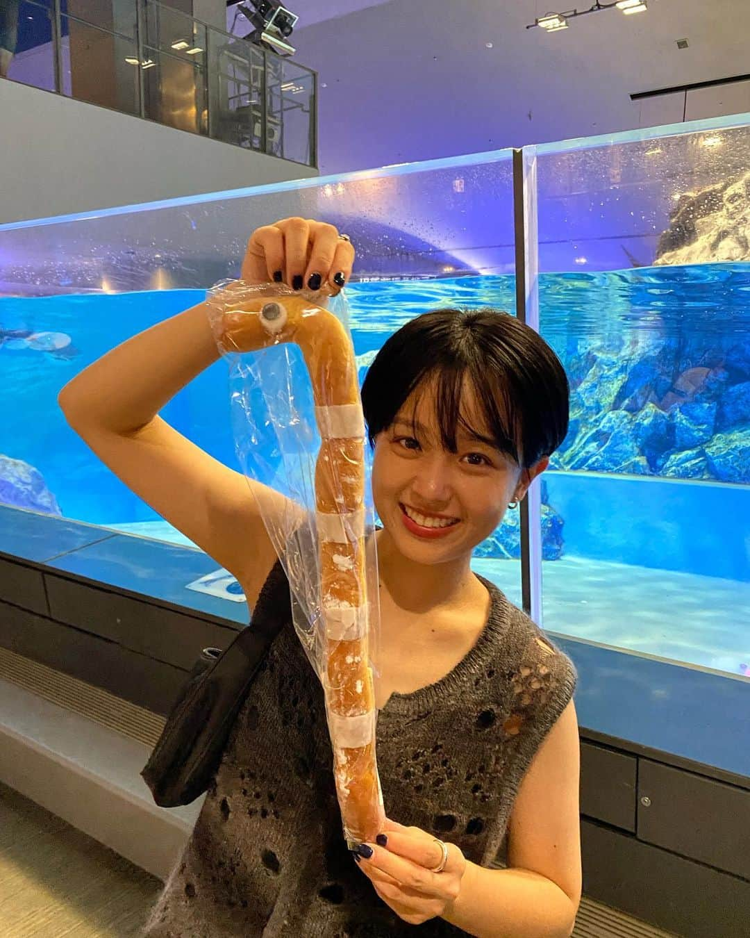 真雪さんのインスタグラム写真 - (真雪Instagram)「八丁堀にかき氷食べに行ったついでに水族館とかスカイツリーみにいったぜ〜最高すぎた @kourinone.hanare  チンアナゴパン、パン食べる気分じゃないのに買ってしもうた。🙏 可愛すぎてお店の策略に乗っかってしまいました  最高に可愛いニットベスト 暑くないので夏でも使えて良き〜 @perverze_official」7月13日 17時25分 - fujitamayuki__