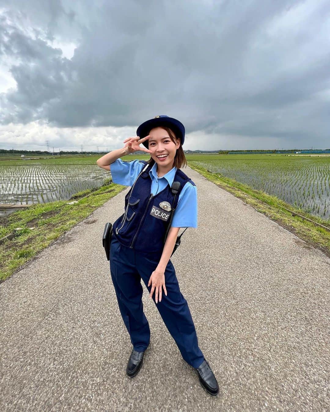 新條由芽のインスタグラム：「. 今夜19:00から放送の THE突破ファイル に出演しています！  突破交番です👮  今回は珍しく前髪なしの新條巡査になってます  ぜひご覧ください！」