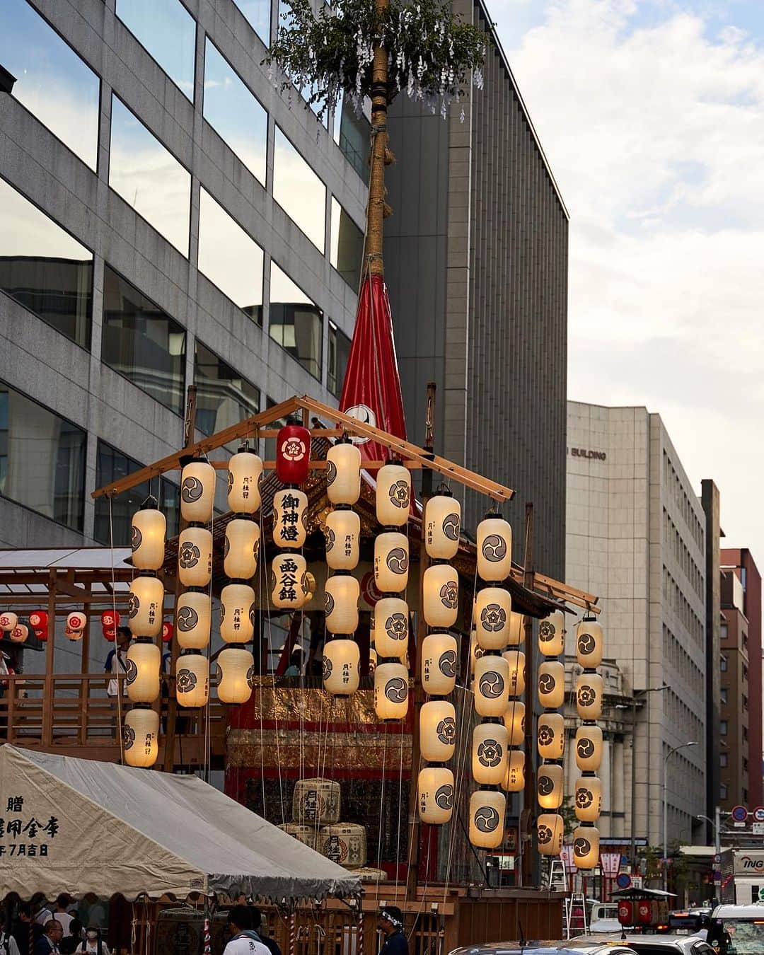 THE WESTIN KYOTO ウェスティン都ホテル京都さんのインスタグラム写真 - (THE WESTIN KYOTO ウェスティン都ホテル京都Instagram)「7月13日本日はあいにくの雨ですが、京都の街中は祇園祭ムードに包まれています。 京都の夏の風物詩である祇園祭では、7月10日から2年ぶりに「山鉾建て」が行われ、前祭にあわせて23基の山や鉾が建てられます。 四条通りをはじめ周辺の通りには山鉾が建ち並び、お囃子が聞こえてくるなか、それぞれの鉾や山の壮麗華美な懸装品を間近で見るなど周辺を歩くだけで祇園祭を感じられます。 ホテルからは、地下鉄で20分ほどで四条駅に到着します。   写真は四条室町東入の函谷鉾。 応仁の乱以前に起源をもち、くじ取らずの鉾として長刀鉾に次いで鉾二番に巡行し、鉾櫓、屋根の規模で最大級の鉾の一つで、拝観搭乗も可能です。   The city of Kyoto is in the mood for the Gion Festival. On July 10, the Gion Festival, one of the most popular summer festivals in Kyoto, held its first "Yamahoko-Tate" in two years, with 23 floats and mountains erected in conjunction with the previous festival. Yamahoko floats line Shijo-dori Avenue and other streets in the area, and while you hear the music, you can feel the Gion Festival just by walking around the area and seeing the magnificent and gorgeous decorations of each of the floats and mountains up close. From the Westin Miyako Kyoto, it is a 20-minute subway ride to Shijo Station.  The photo shows Kankoboko, east of Shijo Muromachi. It is one of the largest floats and is open for viewing and boarding.     #祇園祭　#鉾　#函谷鉾　#京都　#四条 #kyoto #gionfestival #kyotojapan」7月13日 17時33分 - westinmiyakokyoto