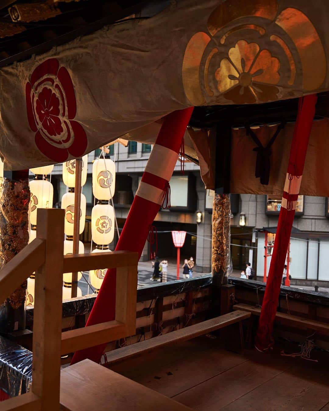 THE WESTIN KYOTO ウェスティン都ホテル京都さんのインスタグラム写真 - (THE WESTIN KYOTO ウェスティン都ホテル京都Instagram)「7月13日本日はあいにくの雨ですが、京都の街中は祇園祭ムードに包まれています。 京都の夏の風物詩である祇園祭では、7月10日から2年ぶりに「山鉾建て」が行われ、前祭にあわせて23基の山や鉾が建てられます。 四条通りをはじめ周辺の通りには山鉾が建ち並び、お囃子が聞こえてくるなか、それぞれの鉾や山の壮麗華美な懸装品を間近で見るなど周辺を歩くだけで祇園祭を感じられます。 ホテルからは、地下鉄で20分ほどで四条駅に到着します。   写真は四条室町東入の函谷鉾。 応仁の乱以前に起源をもち、くじ取らずの鉾として長刀鉾に次いで鉾二番に巡行し、鉾櫓、屋根の規模で最大級の鉾の一つで、拝観搭乗も可能です。   The city of Kyoto is in the mood for the Gion Festival. On July 10, the Gion Festival, one of the most popular summer festivals in Kyoto, held its first "Yamahoko-Tate" in two years, with 23 floats and mountains erected in conjunction with the previous festival. Yamahoko floats line Shijo-dori Avenue and other streets in the area, and while you hear the music, you can feel the Gion Festival just by walking around the area and seeing the magnificent and gorgeous decorations of each of the floats and mountains up close. From the Westin Miyako Kyoto, it is a 20-minute subway ride to Shijo Station.  The photo shows Kankoboko, east of Shijo Muromachi. It is one of the largest floats and is open for viewing and boarding.     #祇園祭　#鉾　#函谷鉾　#京都　#四条 #kyoto #gionfestival #kyotojapan」7月13日 17時33分 - westinmiyakokyoto