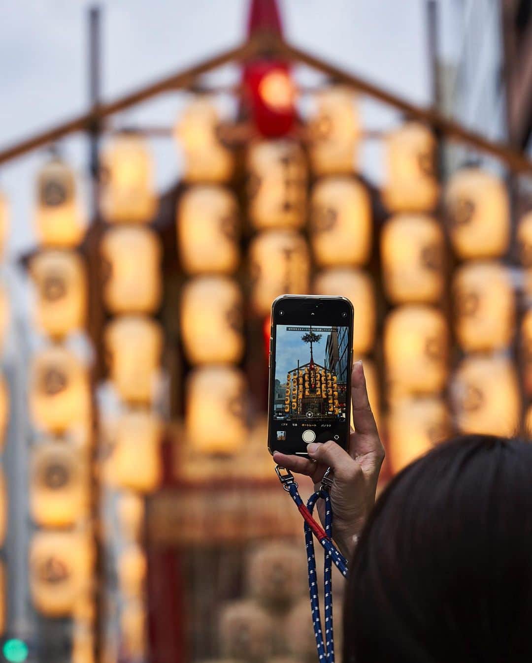 のインスタグラム：「7月13日本日はあいにくの雨ですが、京都の街中は祇園祭ムードに包まれています。 京都の夏の風物詩である祇園祭では、7月10日から2年ぶりに「山鉾建て」が行われ、前祭にあわせて23基の山や鉾が建てられます。 四条通りをはじめ周辺の通りには山鉾が建ち並び、お囃子が聞こえてくるなか、それぞれの鉾や山の壮麗華美な懸装品を間近で見るなど周辺を歩くだけで祇園祭を感じられます。 ホテルからは、地下鉄で20分ほどで四条駅に到着します。   写真は四条室町東入の函谷鉾。 応仁の乱以前に起源をもち、くじ取らずの鉾として長刀鉾に次いで鉾二番に巡行し、鉾櫓、屋根の規模で最大級の鉾の一つで、拝観搭乗も可能です。   The city of Kyoto is in the mood for the Gion Festival. On July 10, the Gion Festival, one of the most popular summer festivals in Kyoto, held its first "Yamahoko-Tate" in two years, with 23 floats and mountains erected in conjunction with the previous festival. Yamahoko floats line Shijo-dori Avenue and other streets in the area, and while you hear the music, you can feel the Gion Festival just by walking around the area and seeing the magnificent and gorgeous decorations of each of the floats and mountains up close. From the Westin Miyako Kyoto, it is a 20-minute subway ride to Shijo Station.  The photo shows Kankoboko, east of Shijo Muromachi. It is one of the largest floats and is open for viewing and boarding.     #祇園祭　#鉾　#函谷鉾　#京都　#四条 #kyoto #gionfestival #kyotojapan」