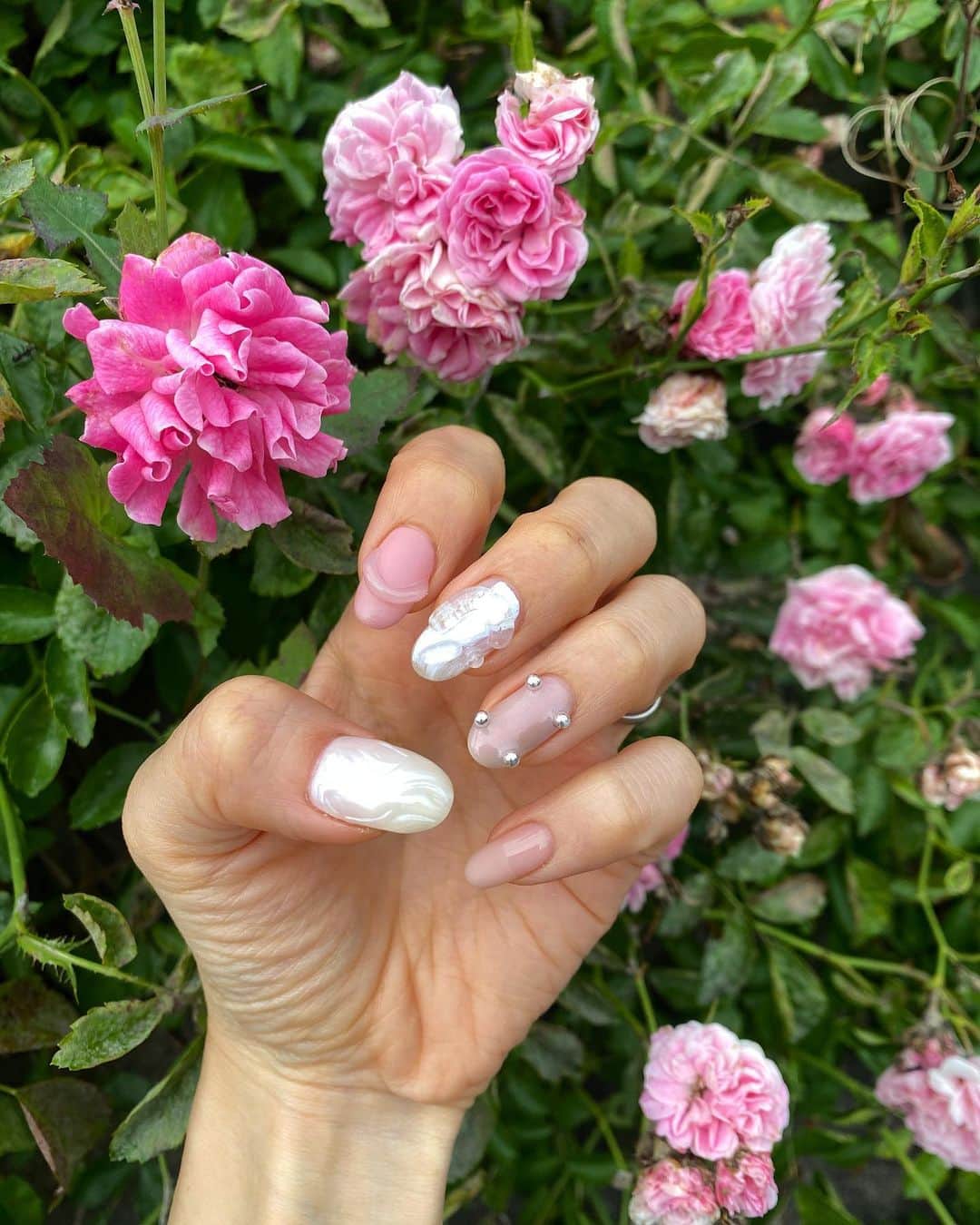 rats1316のインスタグラム：「💅🩷 2年以上ぶりに @__ht.nail さんにやってもらった🦄  あー可愛すぎる😮‍💨 ネイル眺めながら🍚3杯いけちゃうな。 天才とはまさにこのこと🧚🏻‍♀️ ・ ・ ・ #nail#ネイル#ジェルネイル#ニュアンスネイル」
